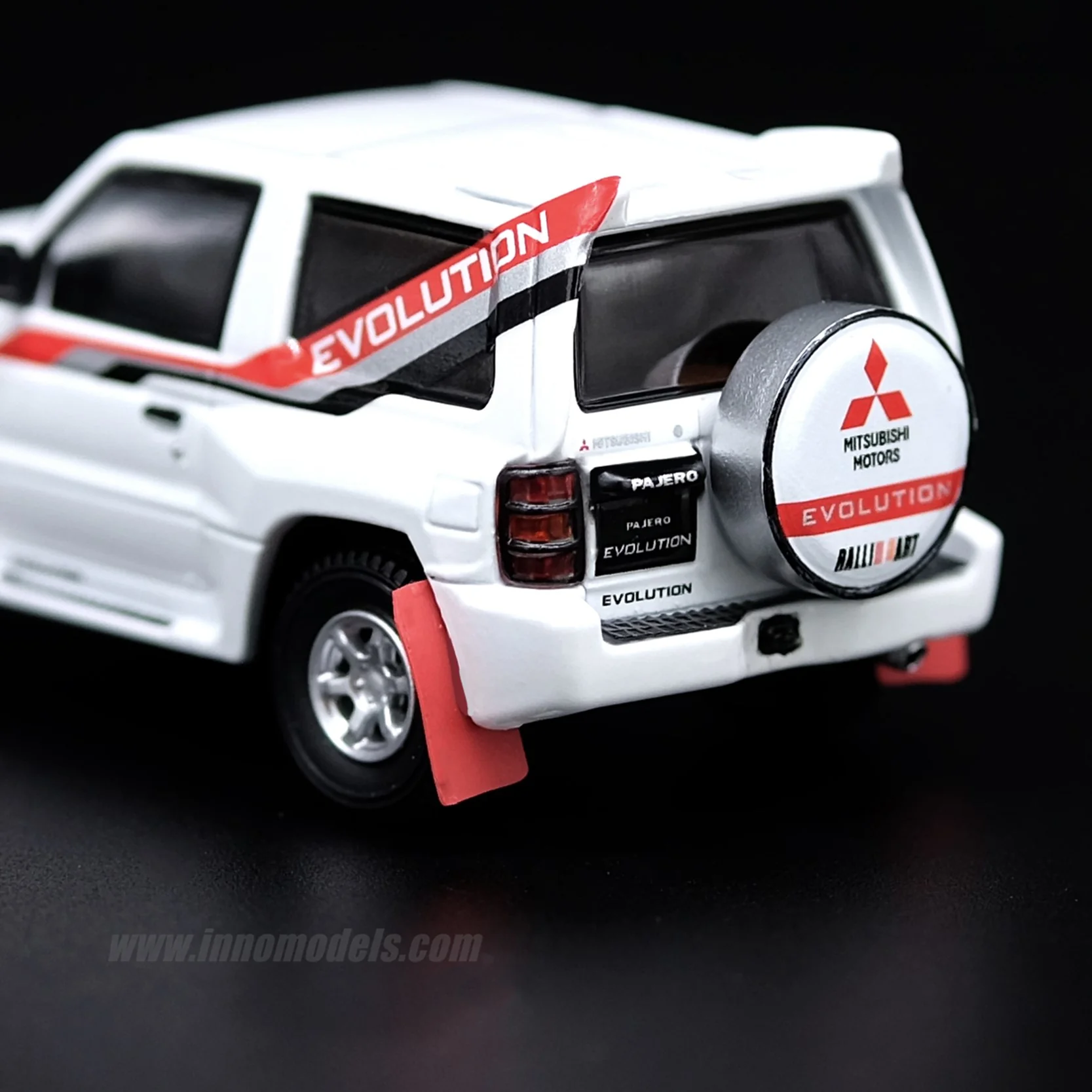 INNO64 1/64 MITSUBISHI PAJERO EVOLUTION White With Extra Wheels IN64-EVOP-WHI - Image 4