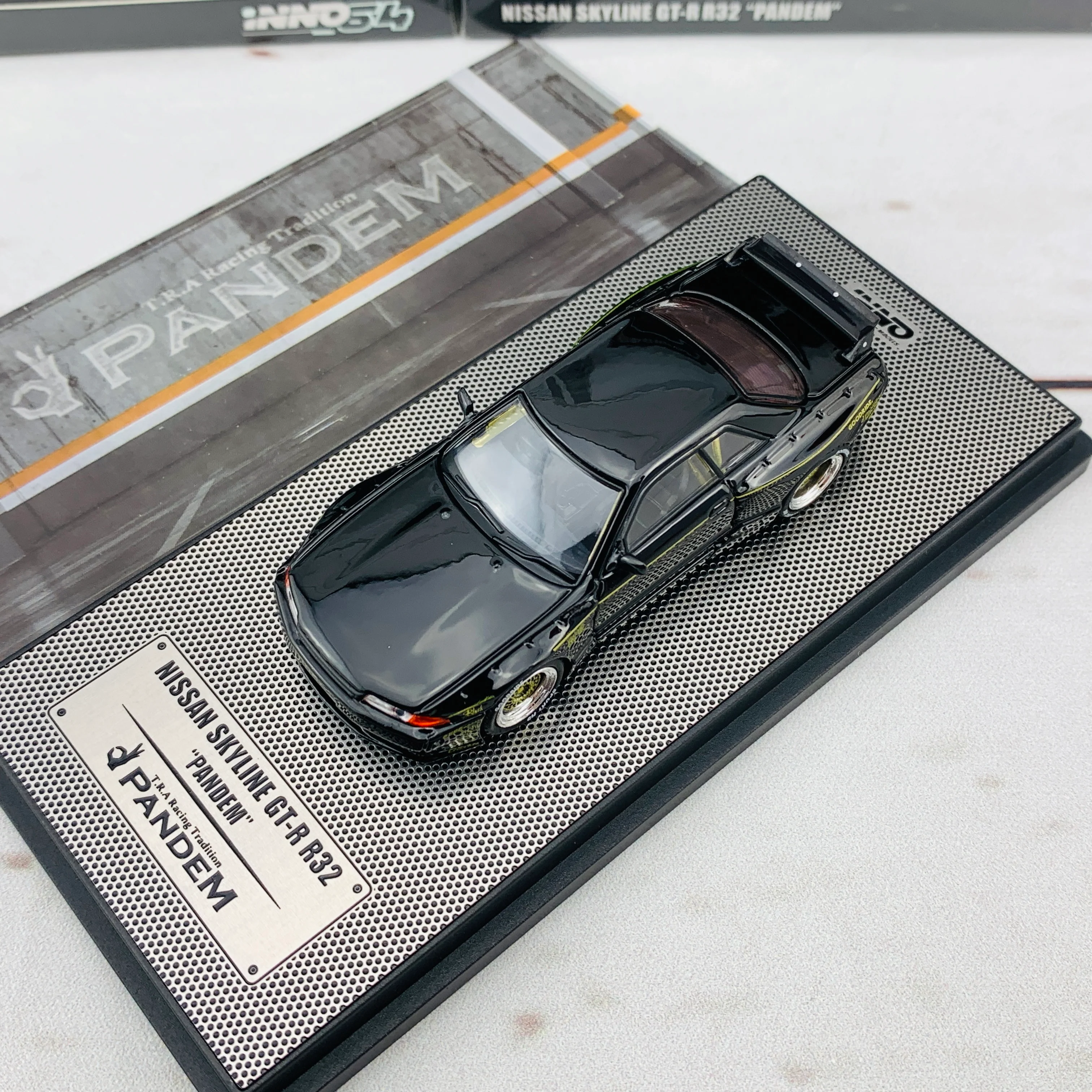 INNO64 1/64 NISSAN GTR R32 PANDEM Black IN64-R32P-BL - Image 3