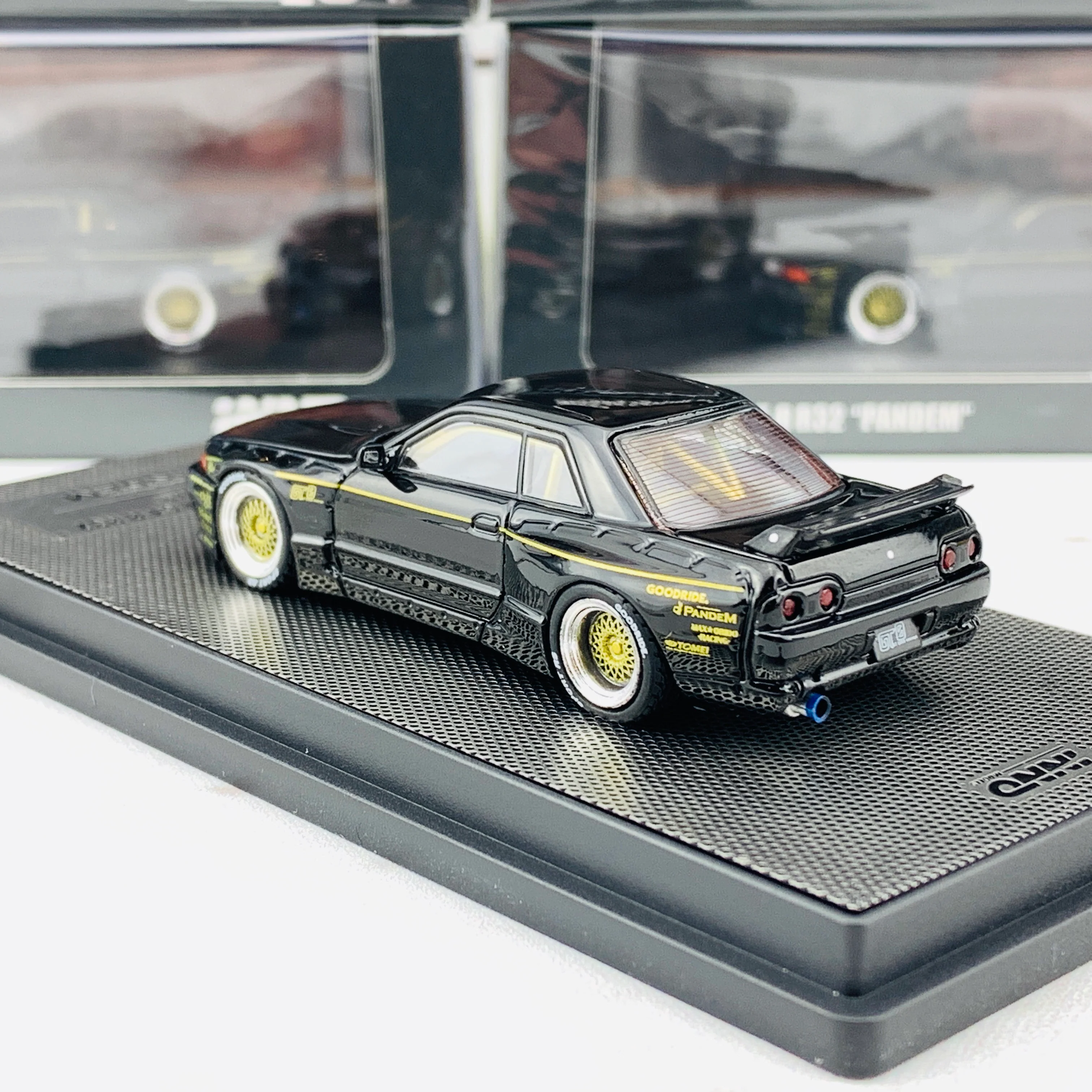 INNO64 1/64 NISSAN GTR R32 PANDEM Black IN64-R32P-BL - Image 4