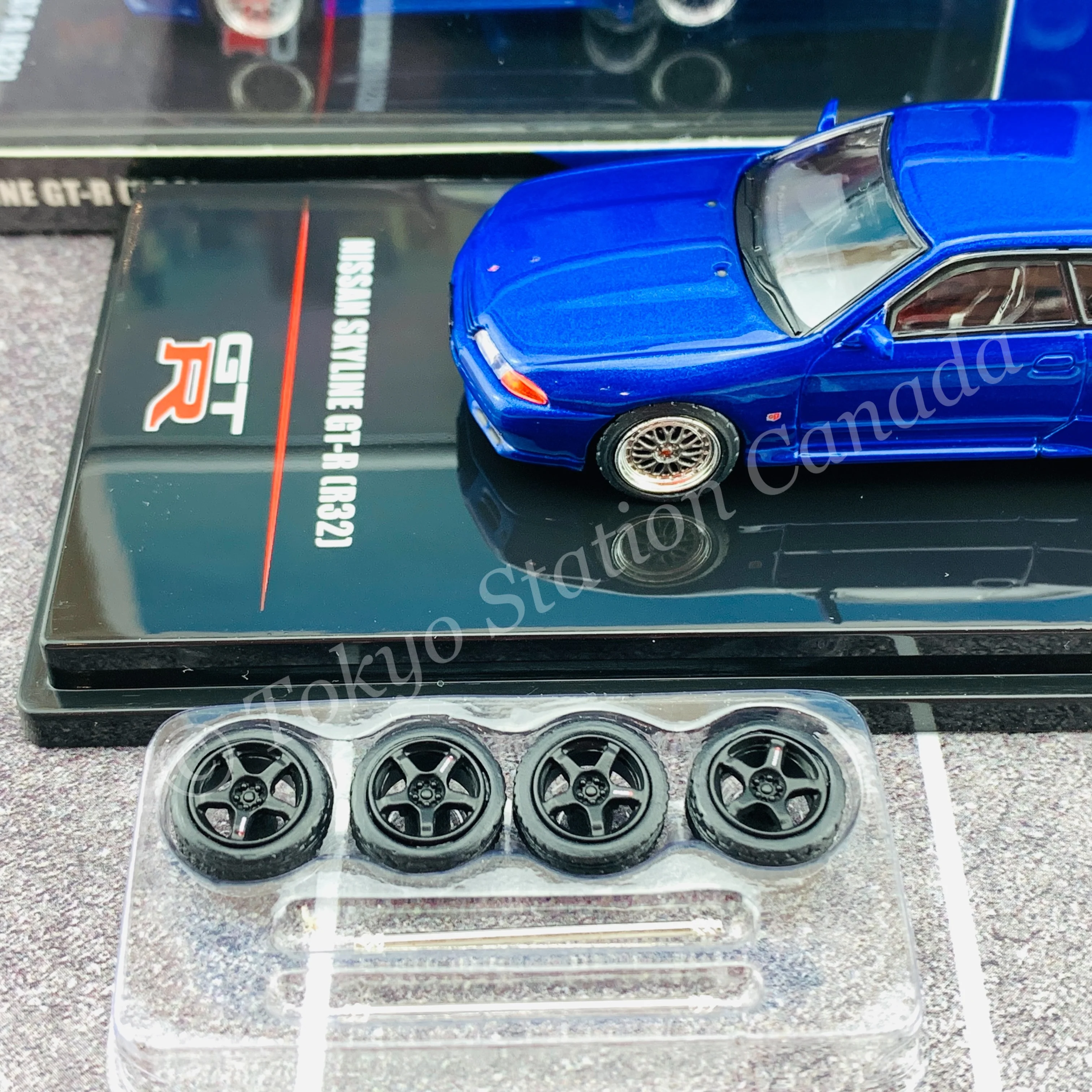 INNO64 1/64 NISSAN SKYLINE GT-R (R32) Blue  With Extra Wheels and Extra decals IN64-R32-BLU - Image 6