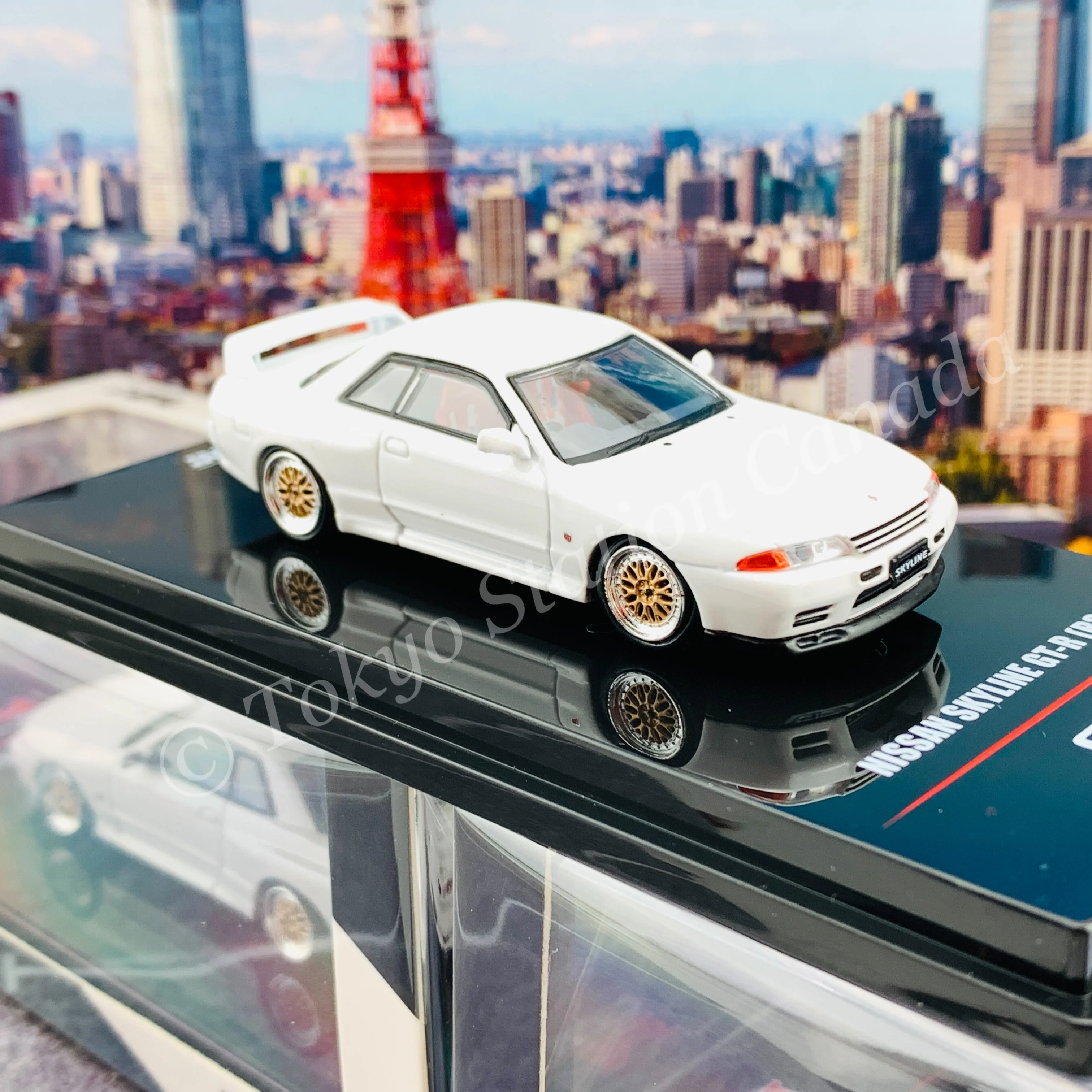 INNO64 1/64 NISSAN SKYLINE GT-R (R32) Crystal White  With Extra Wheels and Extra decals IN64-R32-WHI - Image 4