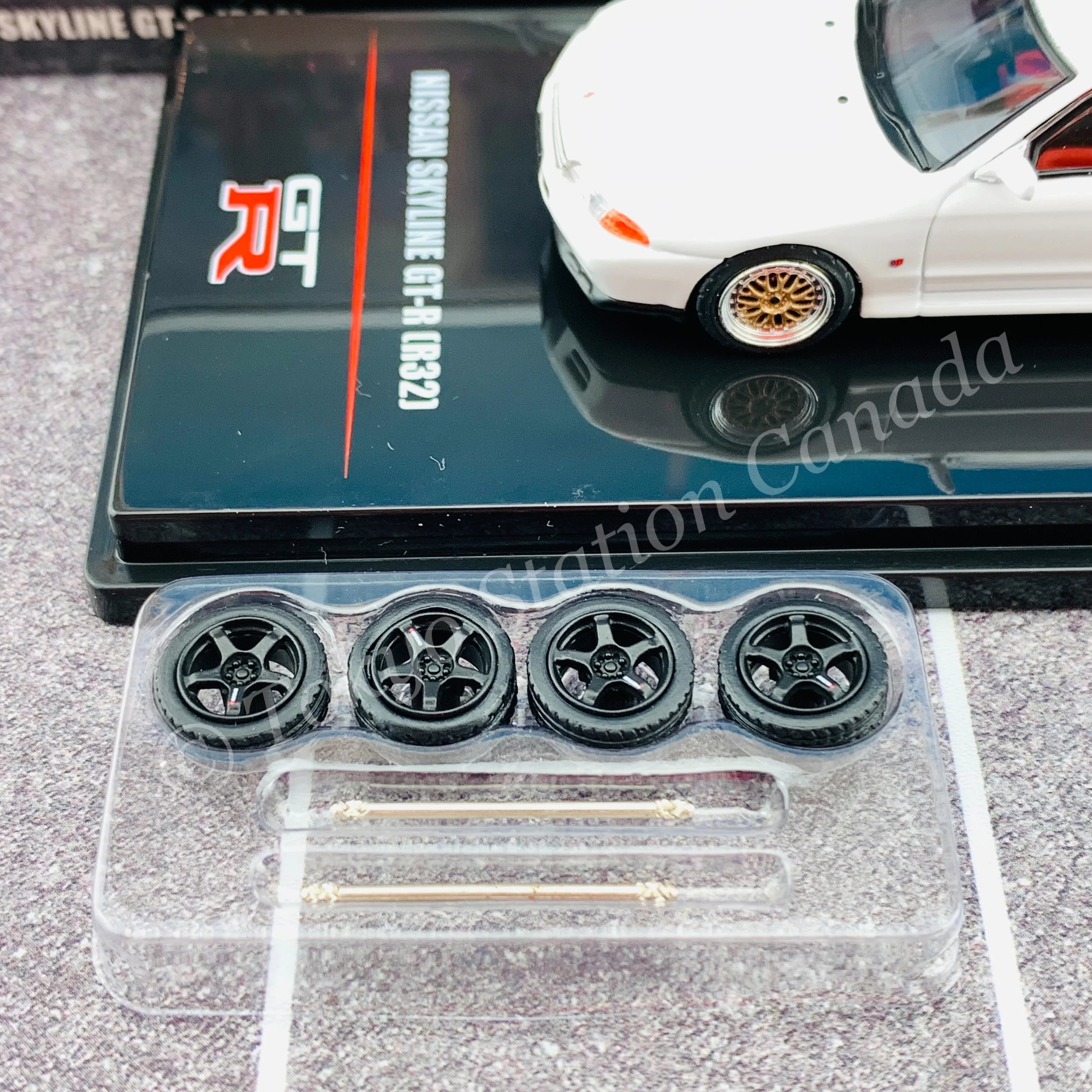 INNO64 1/64 NISSAN SKYLINE GT-R (R32) Crystal White  With Extra Wheels and Extra decals IN64-R32-WHI - Image 5