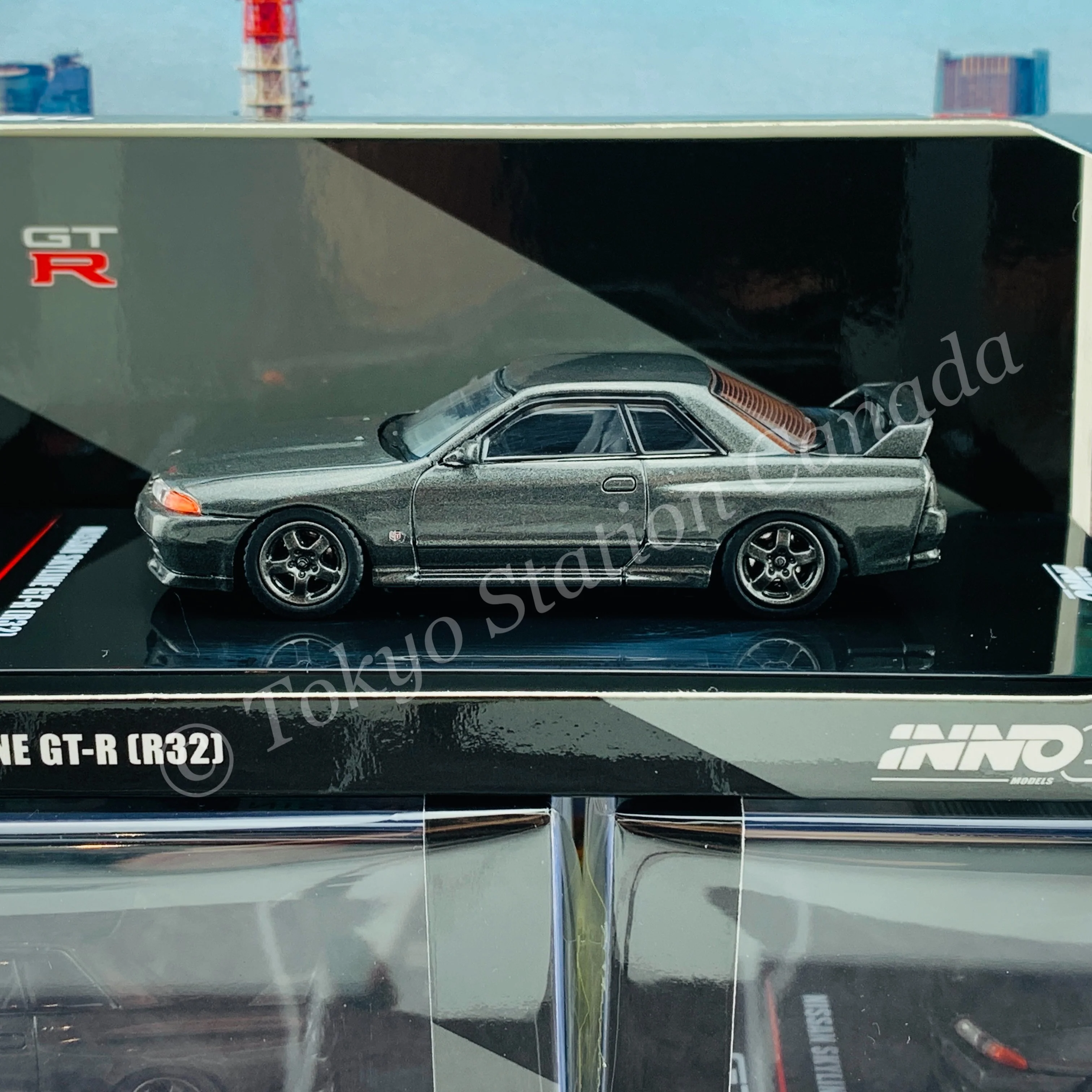 INNO64 1/64 NISSAN SKYLINE GTR R32 Gun Grey Metallic  W/ Extra Wheels IN64-R32-GGM - Image 2