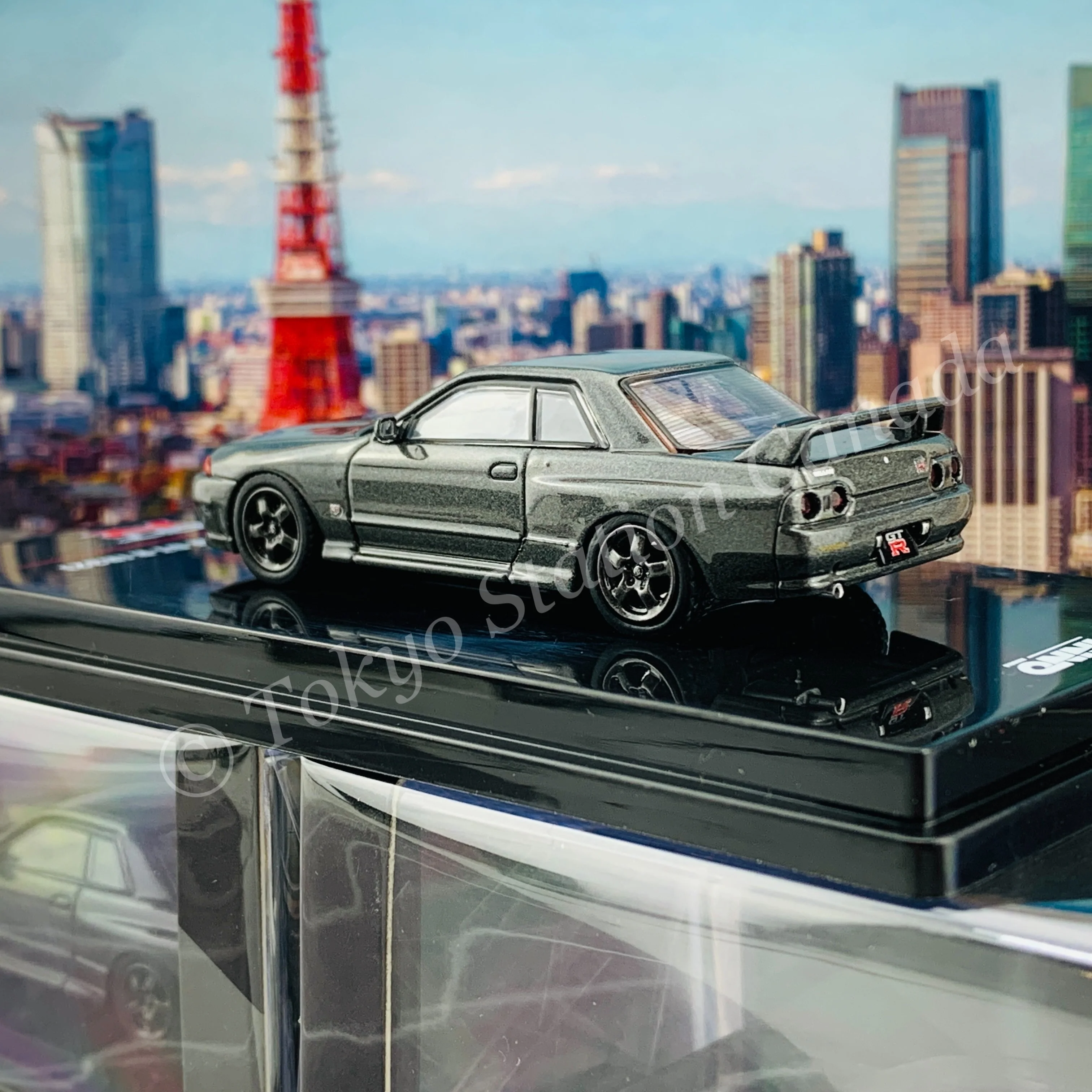 INNO64 1/64 NISSAN SKYLINE GTR R32 Gun Grey Metallic  W/ Extra Wheels IN64-R32-GGM - Image 4