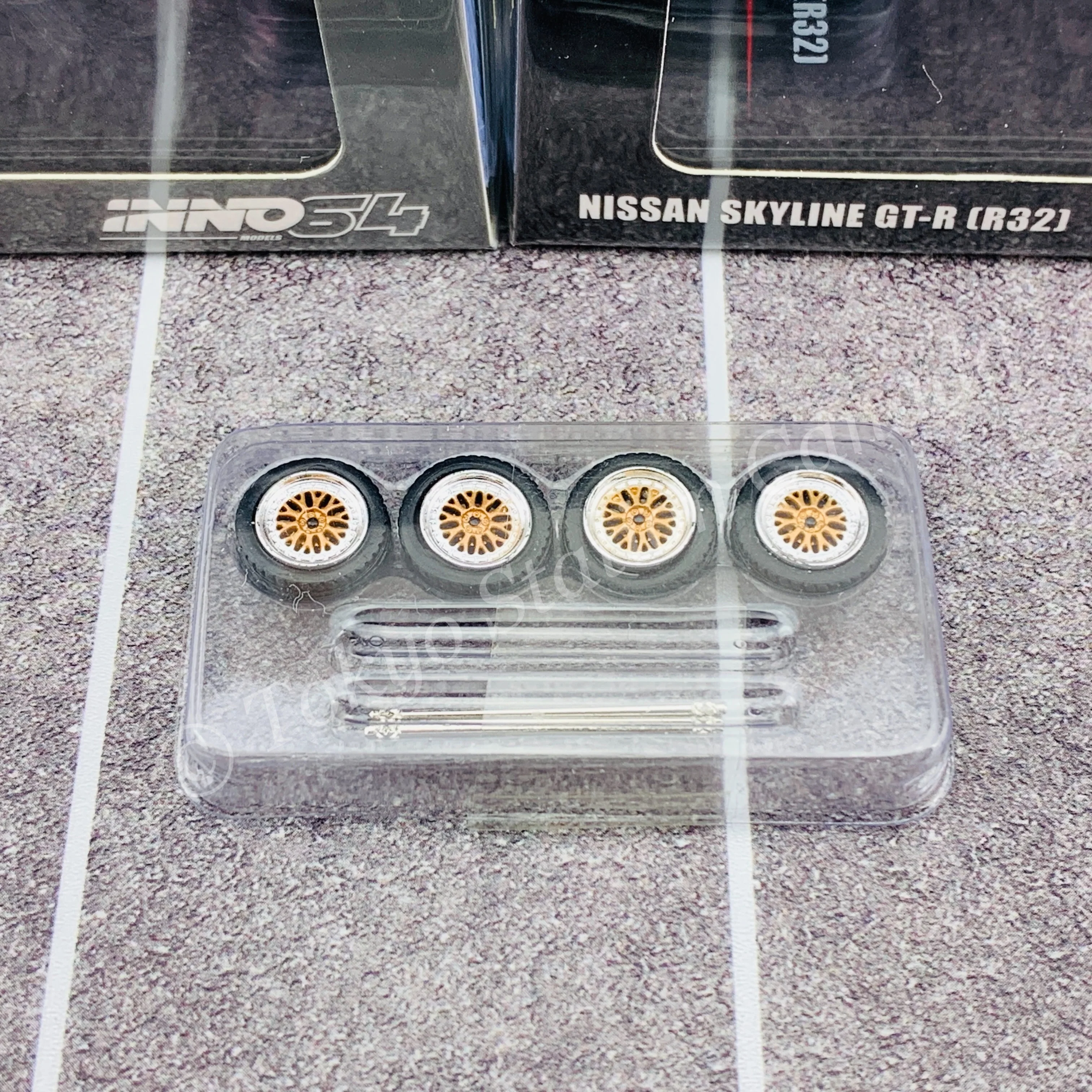 INNO64 1/64 NISSAN SKYLINE GTR R32 Gun Grey Metallic  W/ Extra Wheels IN64-R32-GGM - Image 6