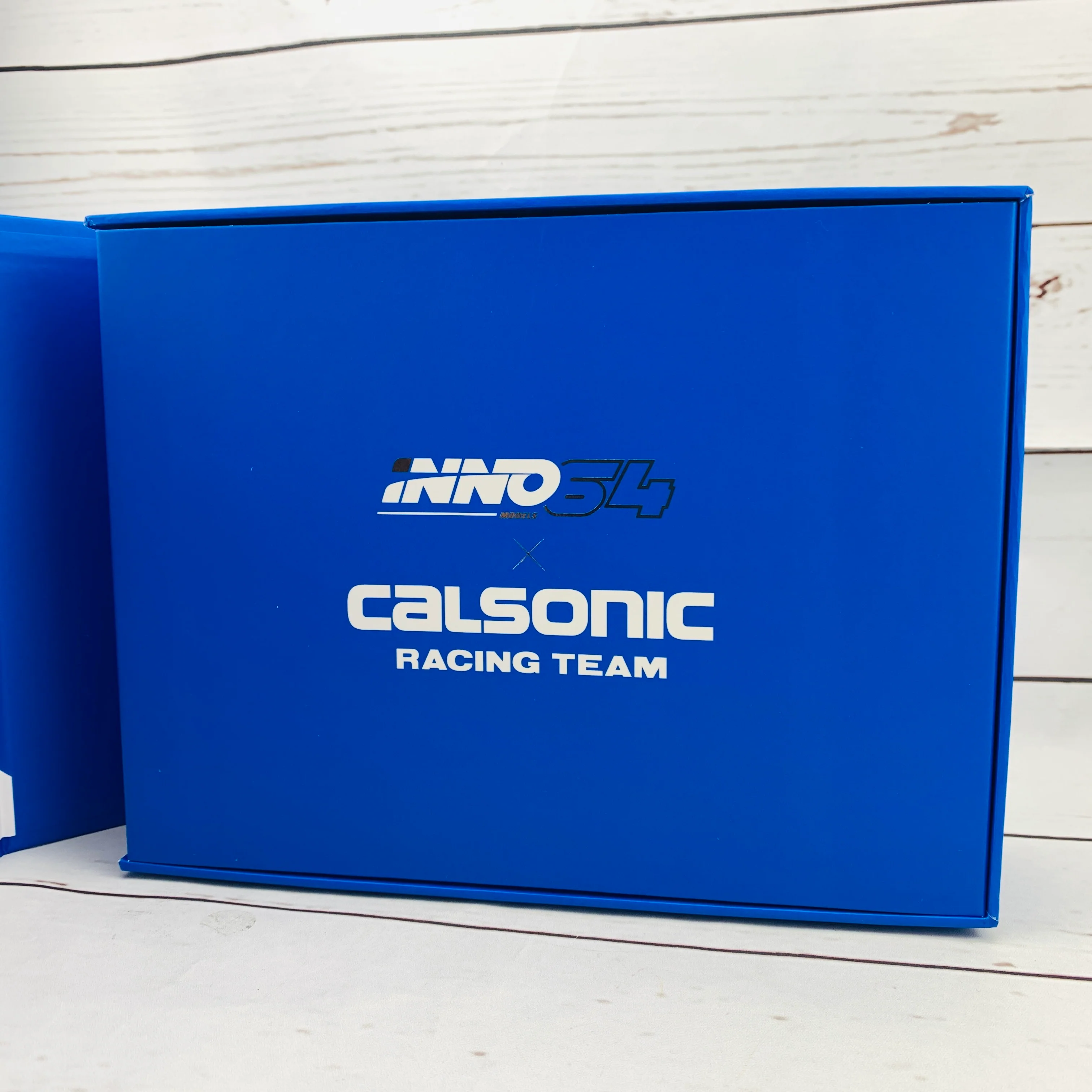 INNO64 1/64 NISSAN SKYLINE GTR (R32) CALSONIC RACING TEAM BOX SET (4 models box set from JTC 1990 to 1993 with acrylic case and special packaging) LIMITED PRODUCTION SERIES IN64-R32-CASET - Image 4