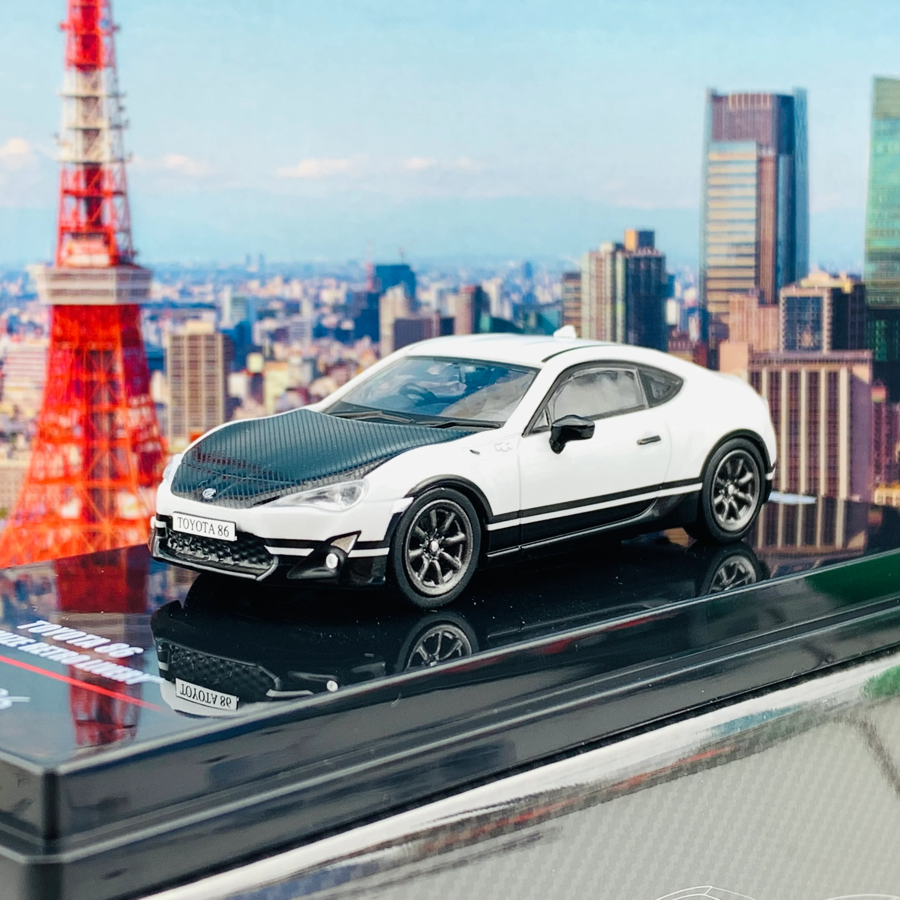 INNO64 1/64 TOYOTA 86 White "Customize Retro Livery" W/ Extra Wheels  IN64-GT86-CRL - Image 2