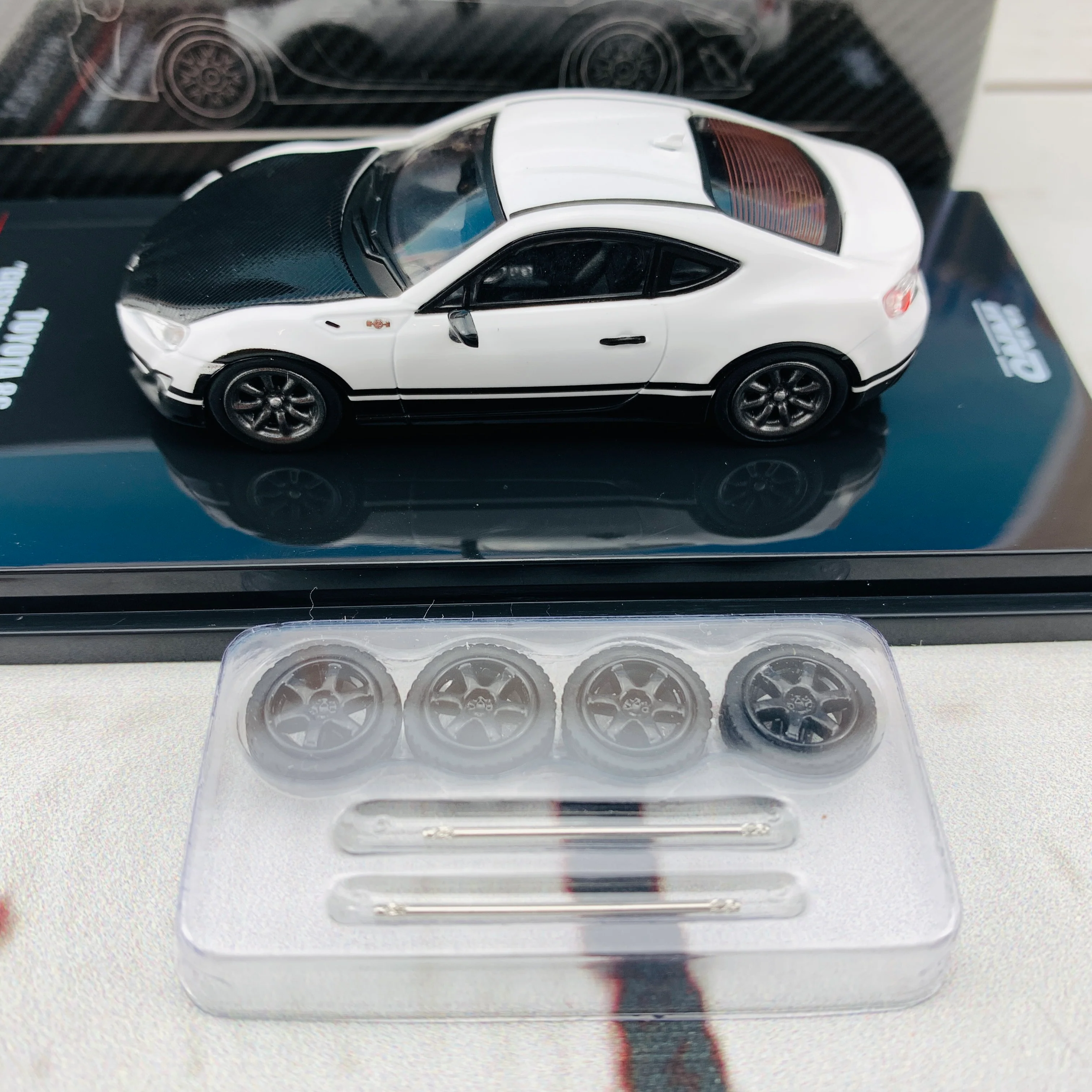 INNO64 1/64 TOYOTA 86 White "Customize Retro Livery" W/ Extra Wheels  IN64-GT86-CRL - Image 6