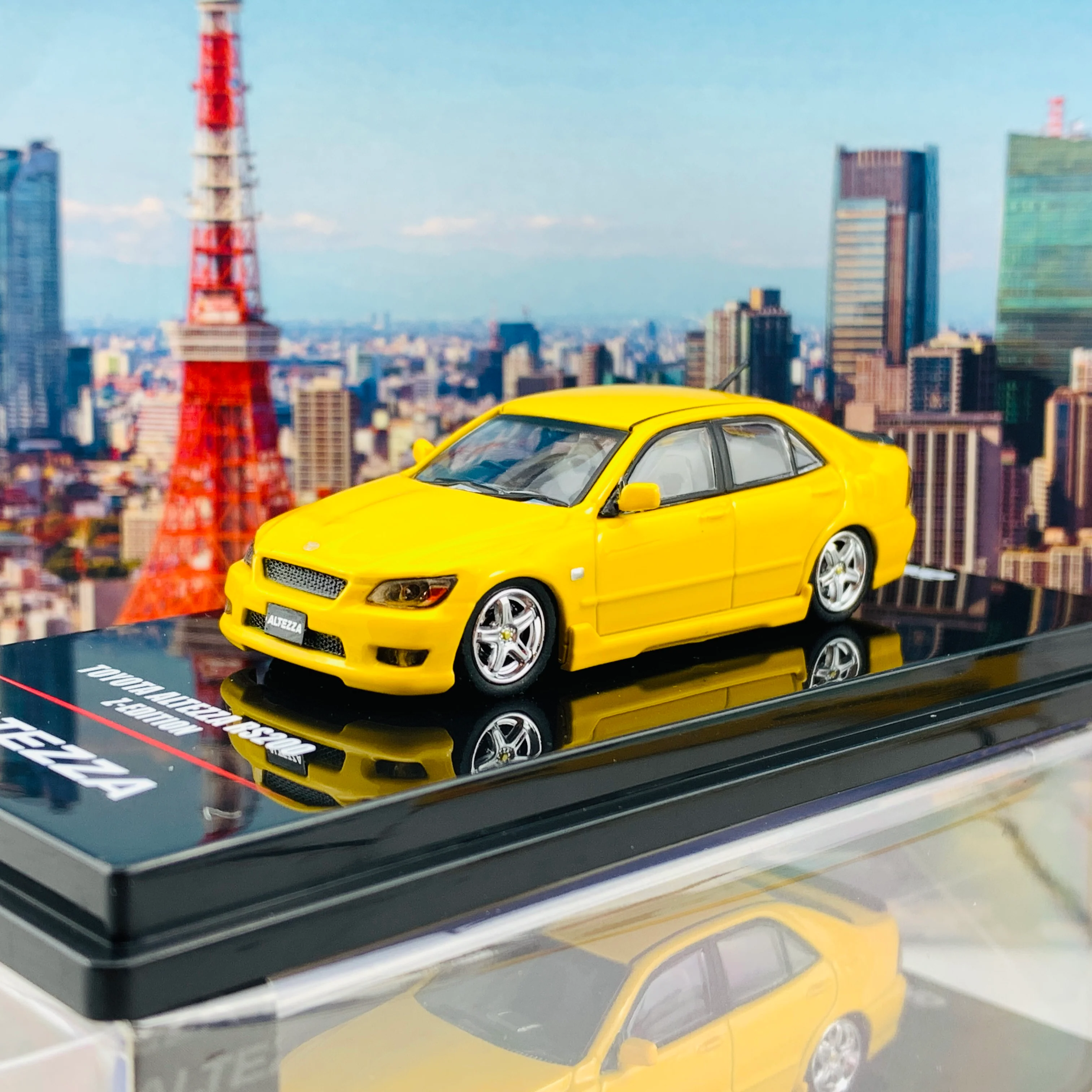 INNO64 1/64 TOYOTA ALTEZZA RS200 YELLOW (Japan Special Model) WITH EXTRA WHEELS AND DECALS IN64-RS200-YL - Image 2