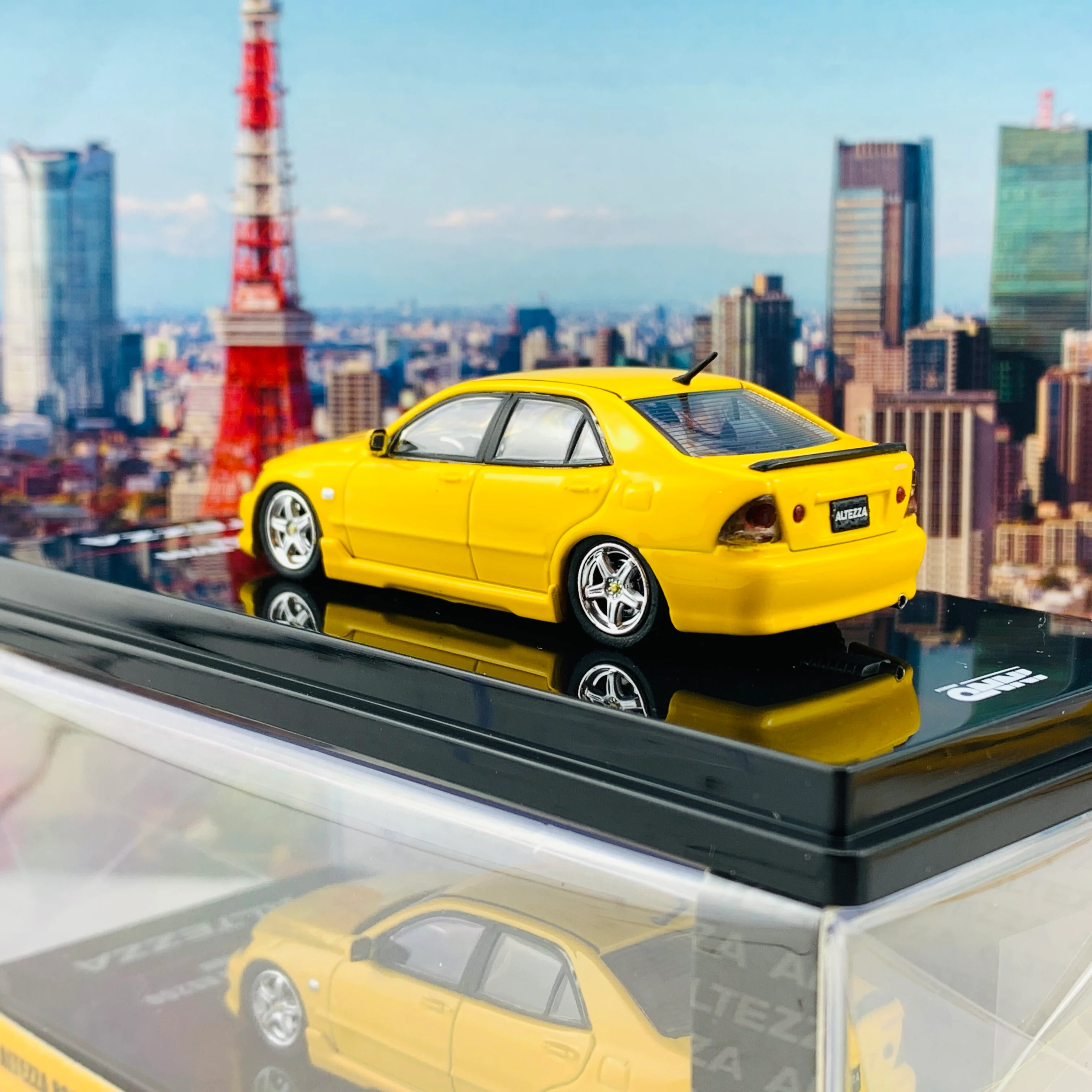 INNO64 1/64 TOYOTA ALTEZZA RS200 YELLOW (Japan Special Model) WITH EXTRA WHEELS AND DECALS IN64-RS200-YL - Image 4