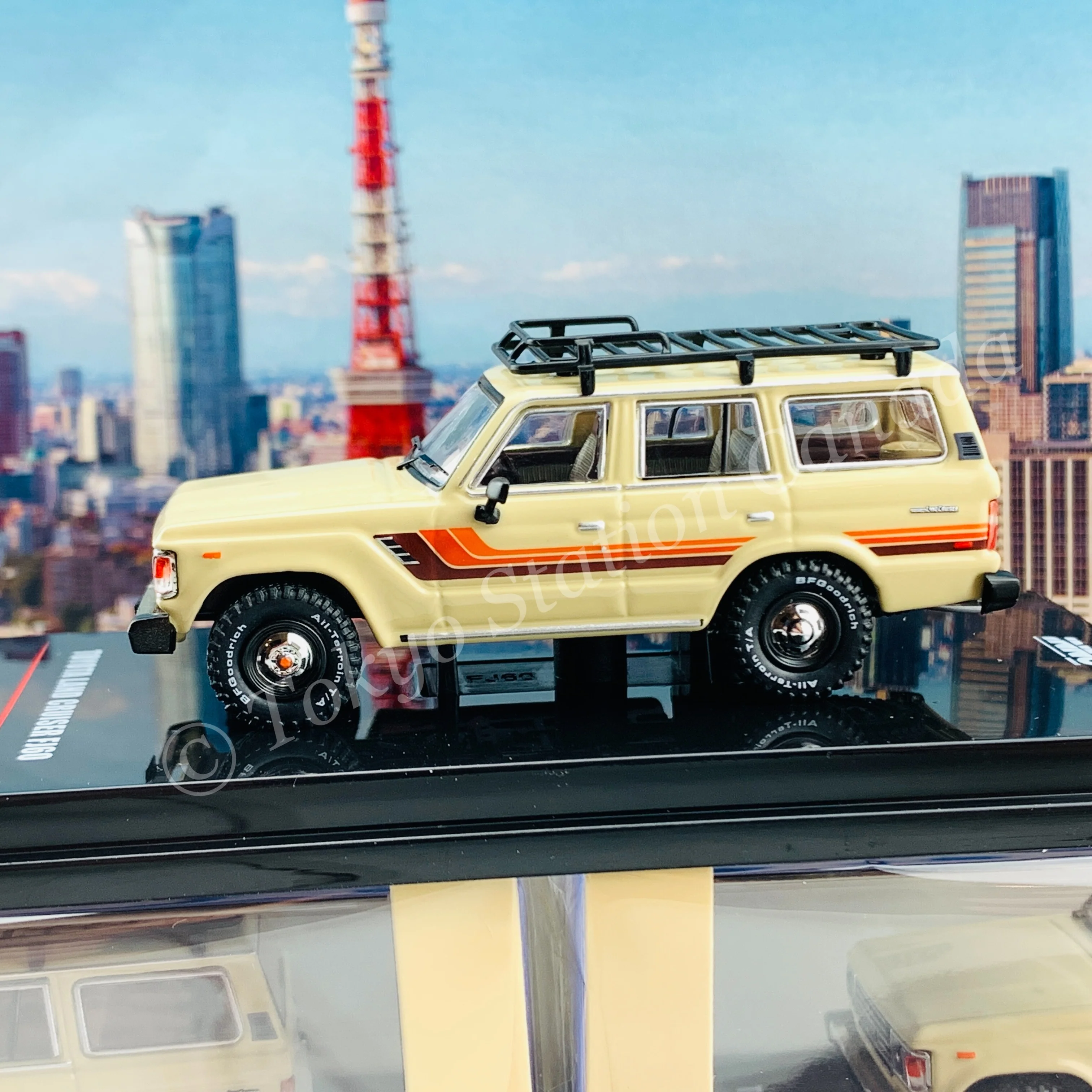 INNO64 1/64 TOYOTA LAND CRUISER FJ60 Desert Beige IN64-FJ60-BEI - Image 3
