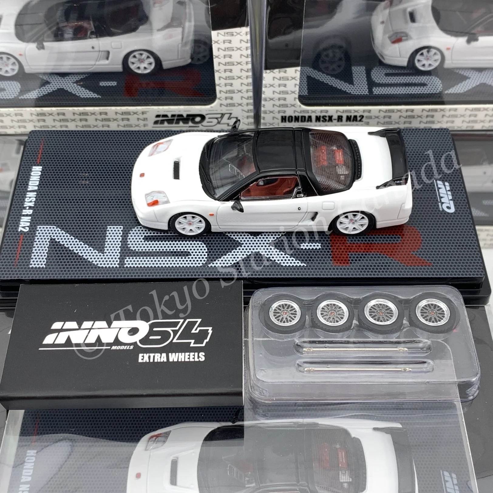 INNO64 HONDA NSX-R NA2 Championship White With Extra Wheels IN64-NSXR-WHI - Image 3
