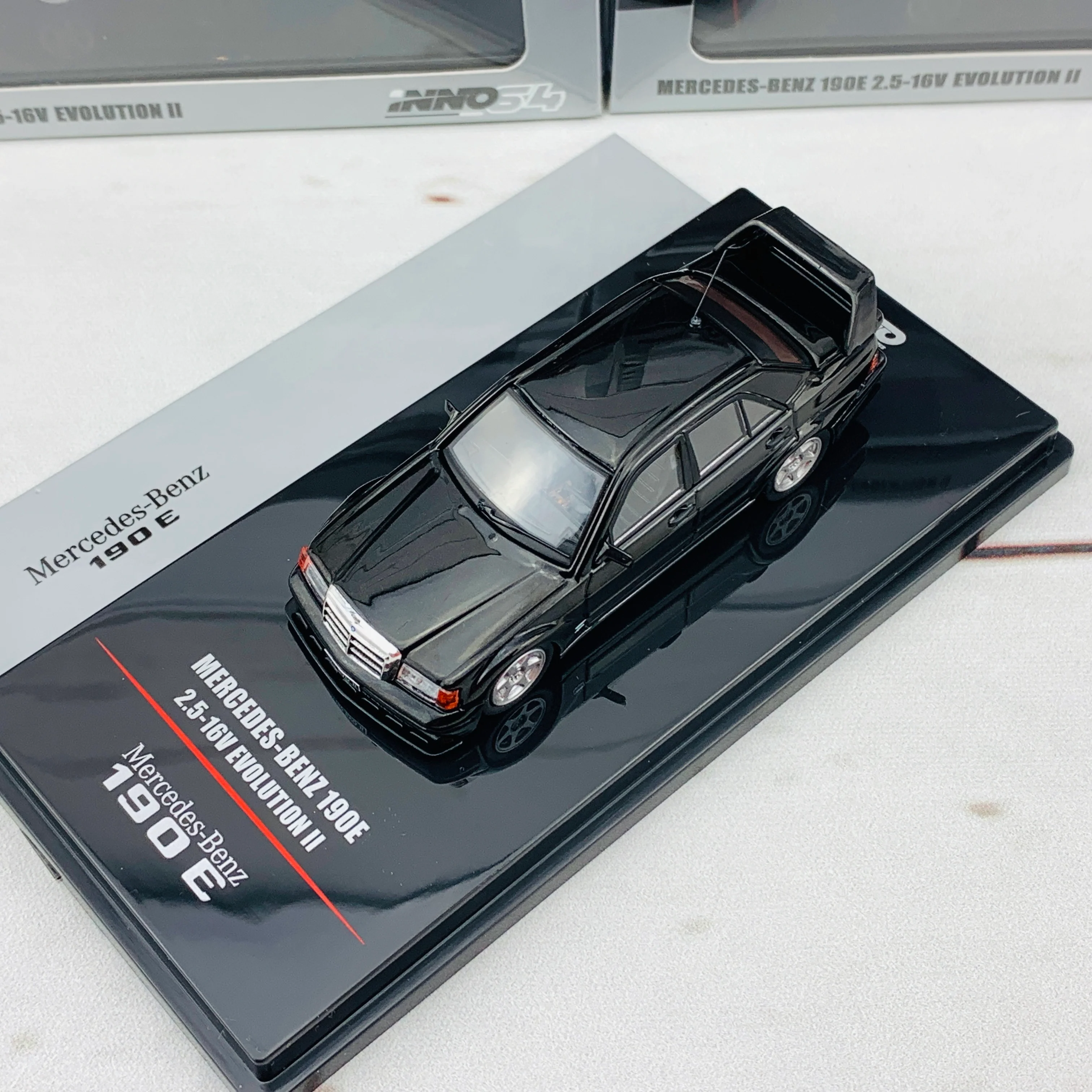 INNO64 MERCEDES-BENZ 190E 2.5-16 EVO II Black With Extra Wheels IN64-190E-BLA - Image 3