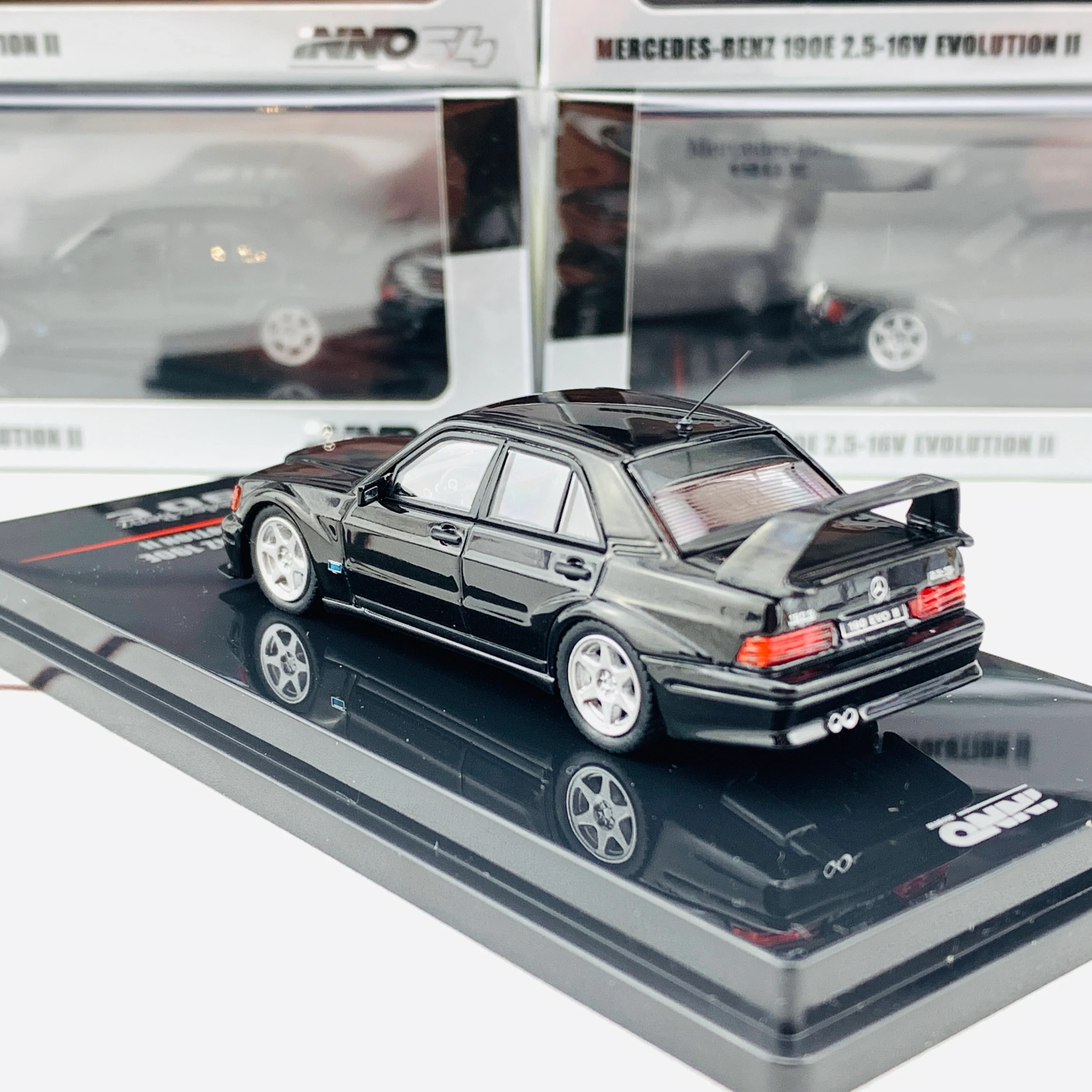 INNO64 MERCEDES-BENZ 190E 2.5-16 EVO II Black With Extra Wheels IN64-190E-BLA - Image 4