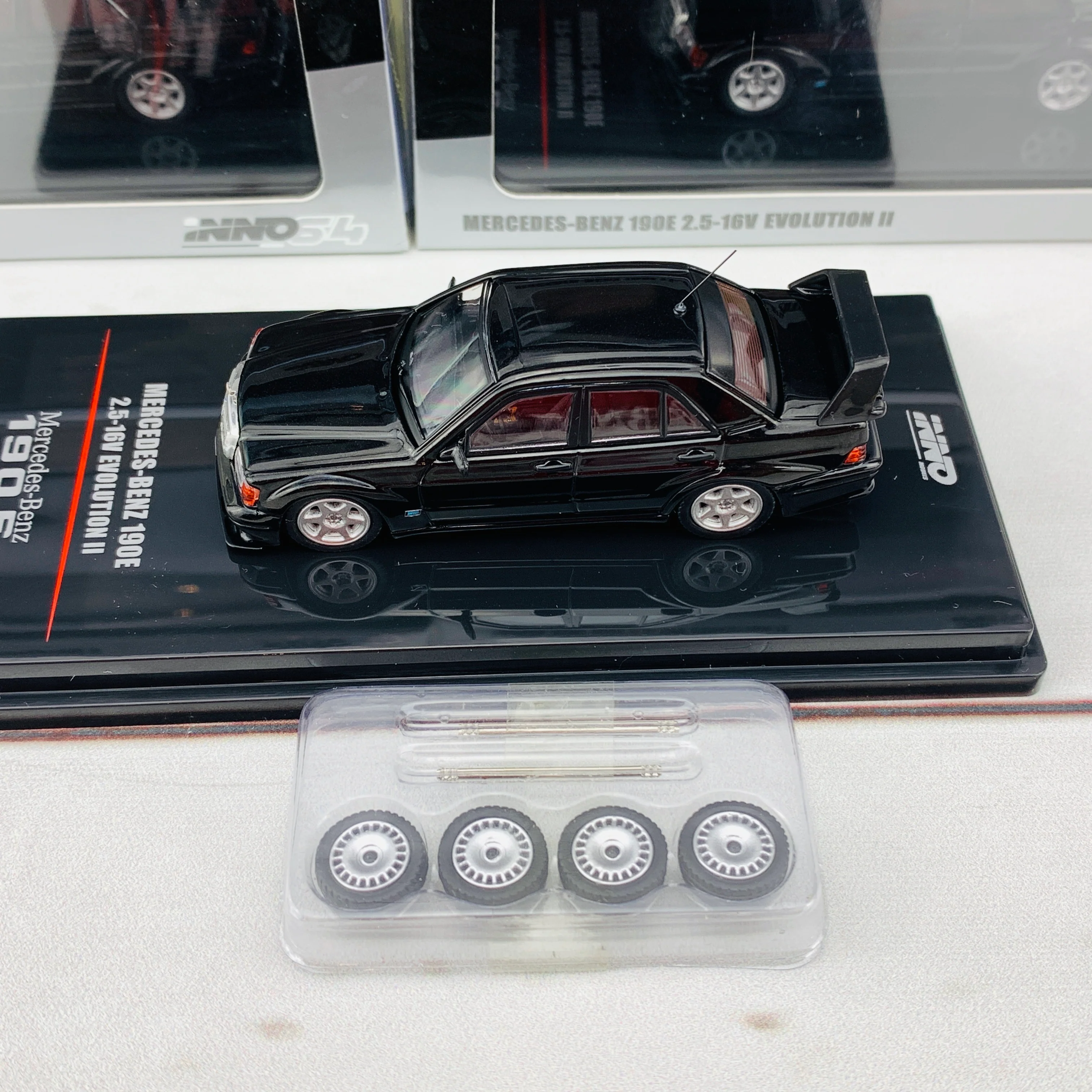 INNO64 MERCEDES-BENZ 190E 2.5-16 EVO II Black With Extra Wheels IN64-190E-BLA - Image 5