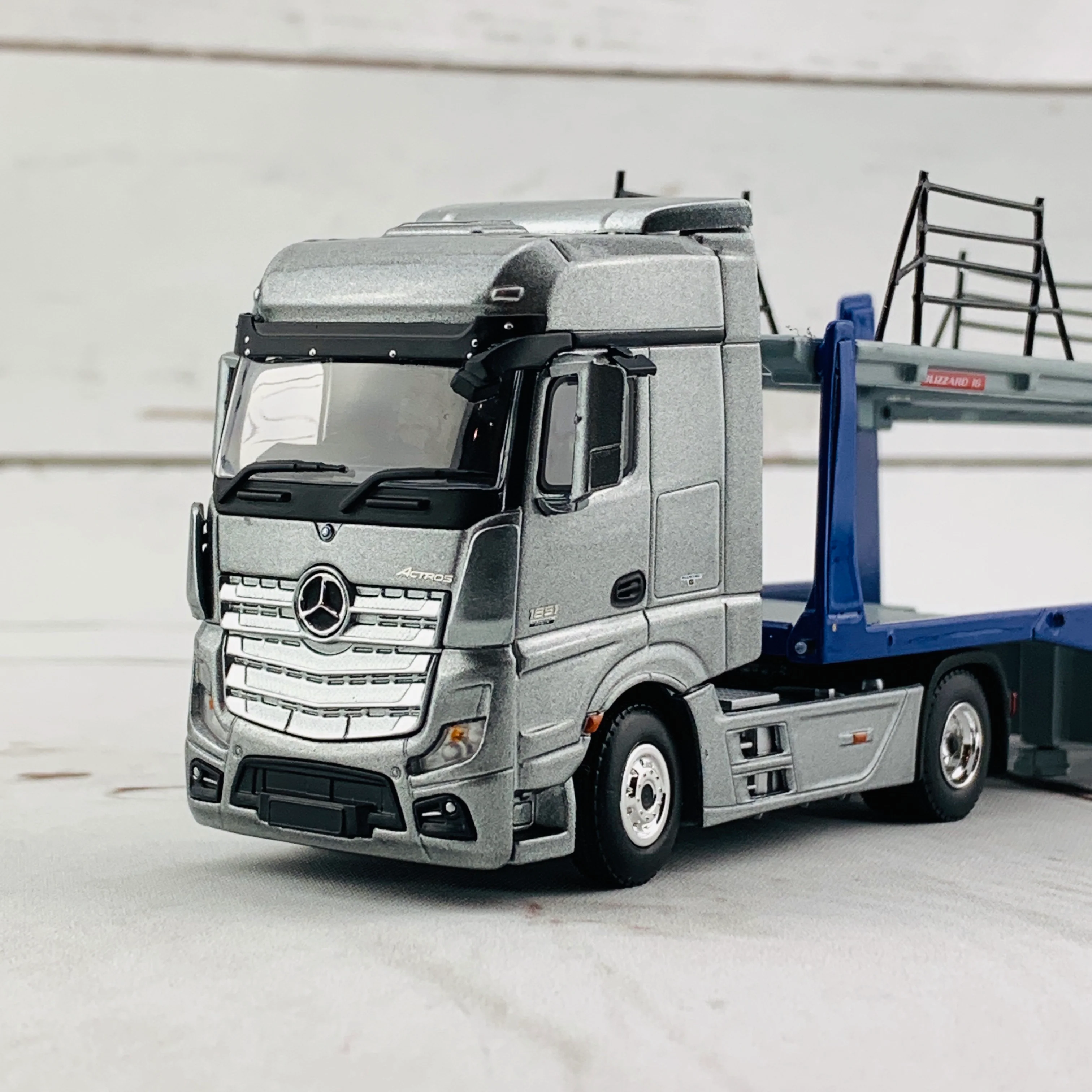 MINI GT 1/64 Mercedes-Benz Actros With Car Carrier Trailer RHD MGT00111-R - Image 5