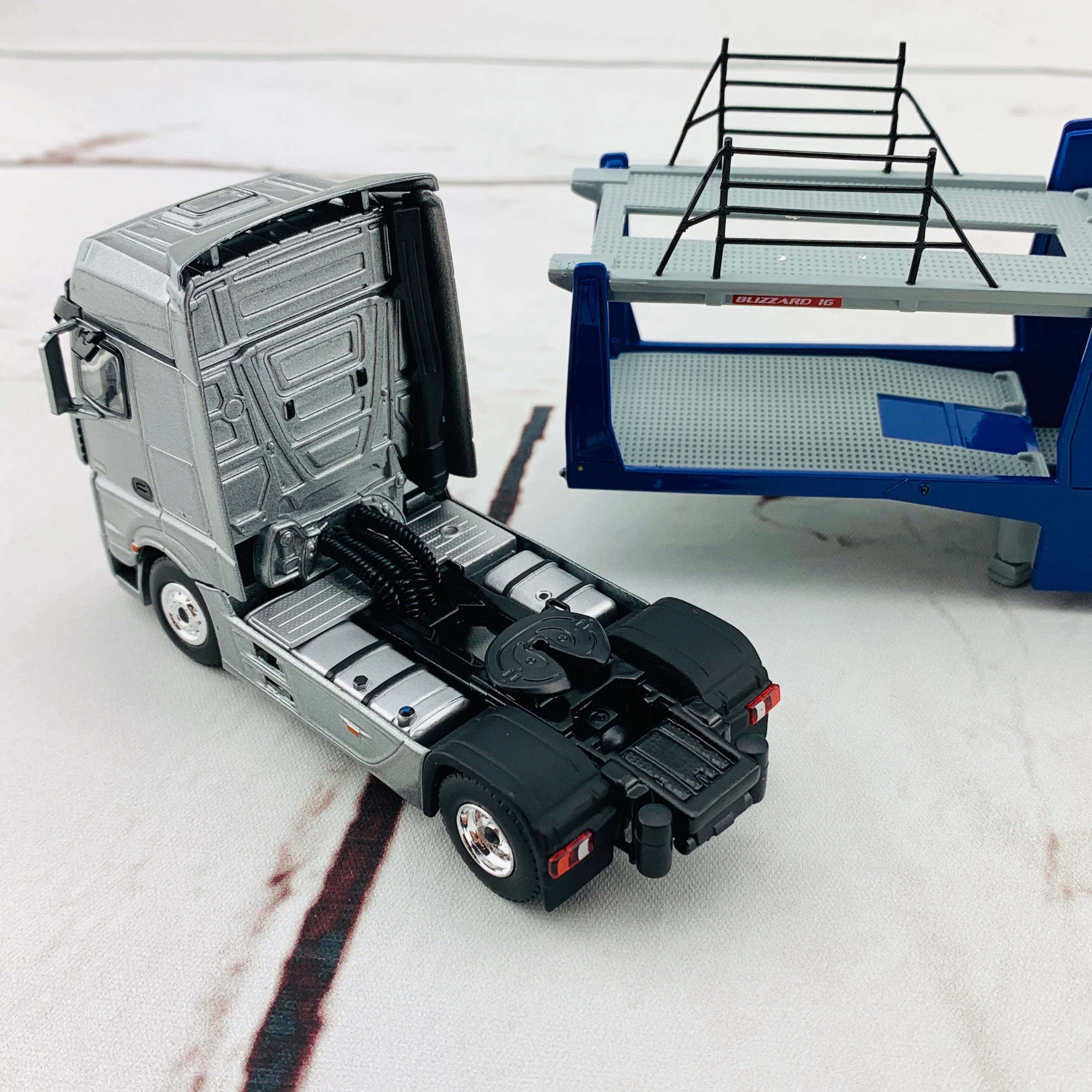 MINI GT 1/64 Mercedes-Benz Actros With Car Carrier Trailer RHD MGT00111-R - Image 7