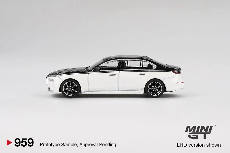 MINI GT 1/64 BMW i7 xDrive60 Alpine White / Black Sapphire MGT00959-BL - Image 4