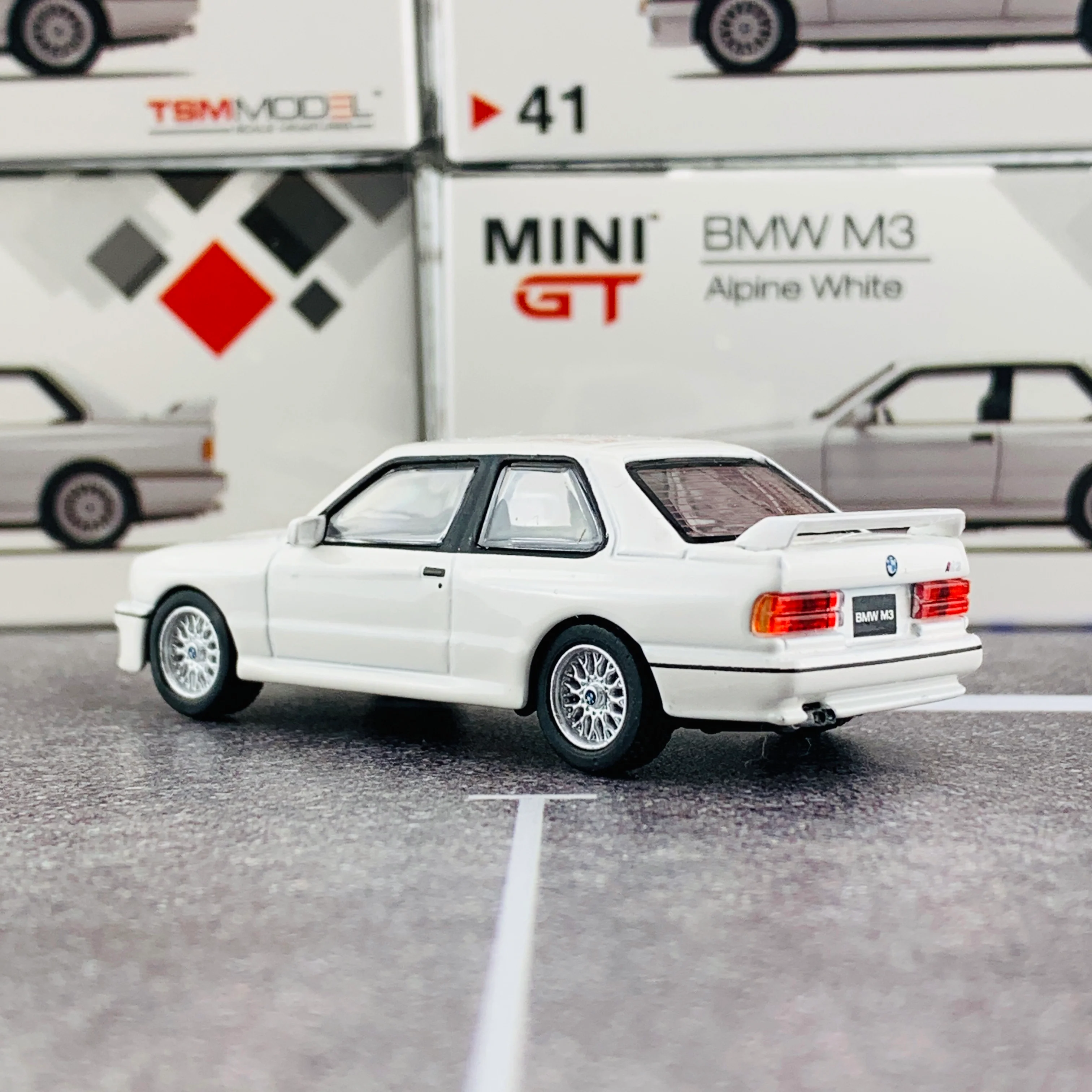 MINI GT 1/64 BMW M3 (E30) Alpine White RHD MGT00041-R - Image 4