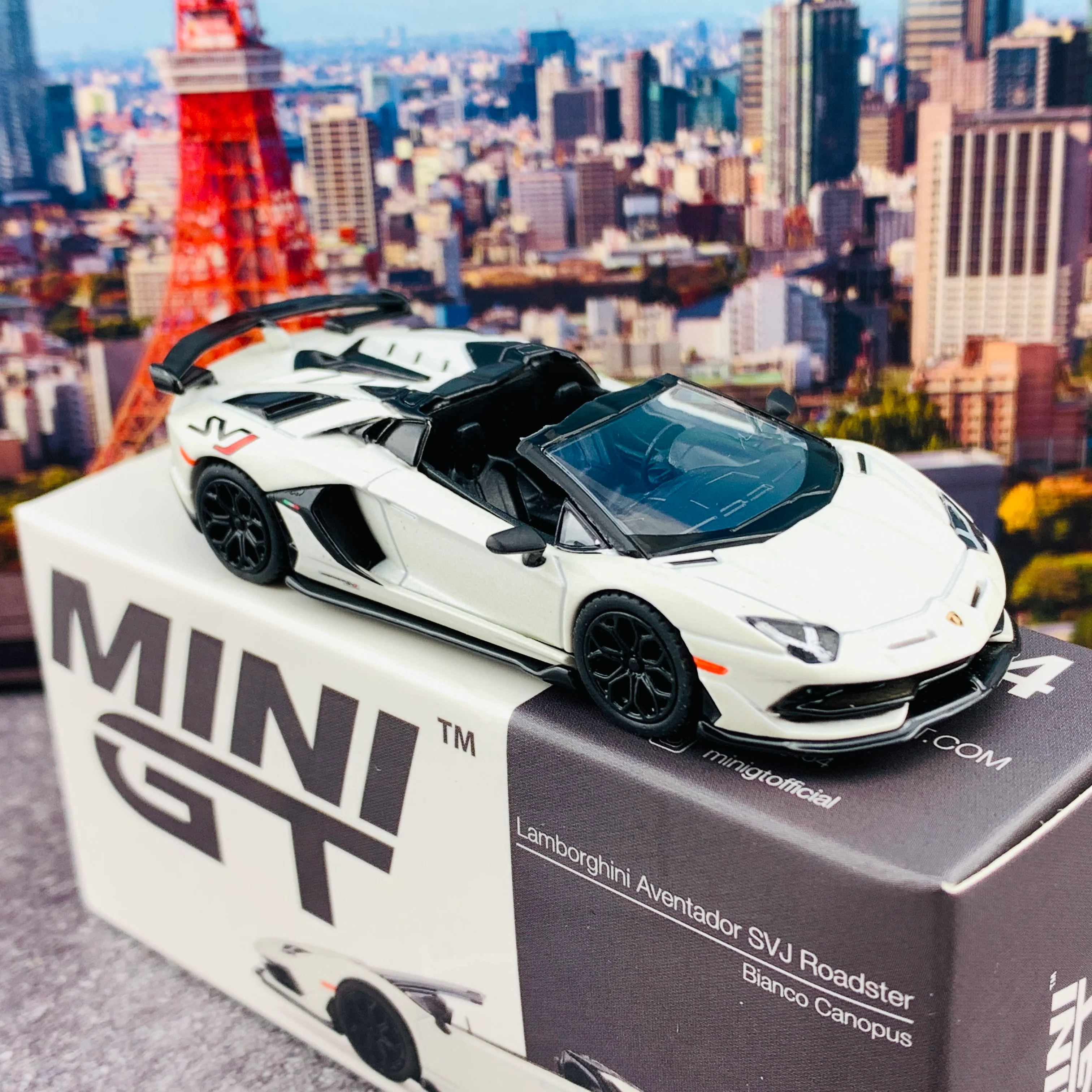 MINI GT 1/64 Lamborghini Aventador SVJ Roadster  Bianco Canopus LHD MGT00224-L - Image 4