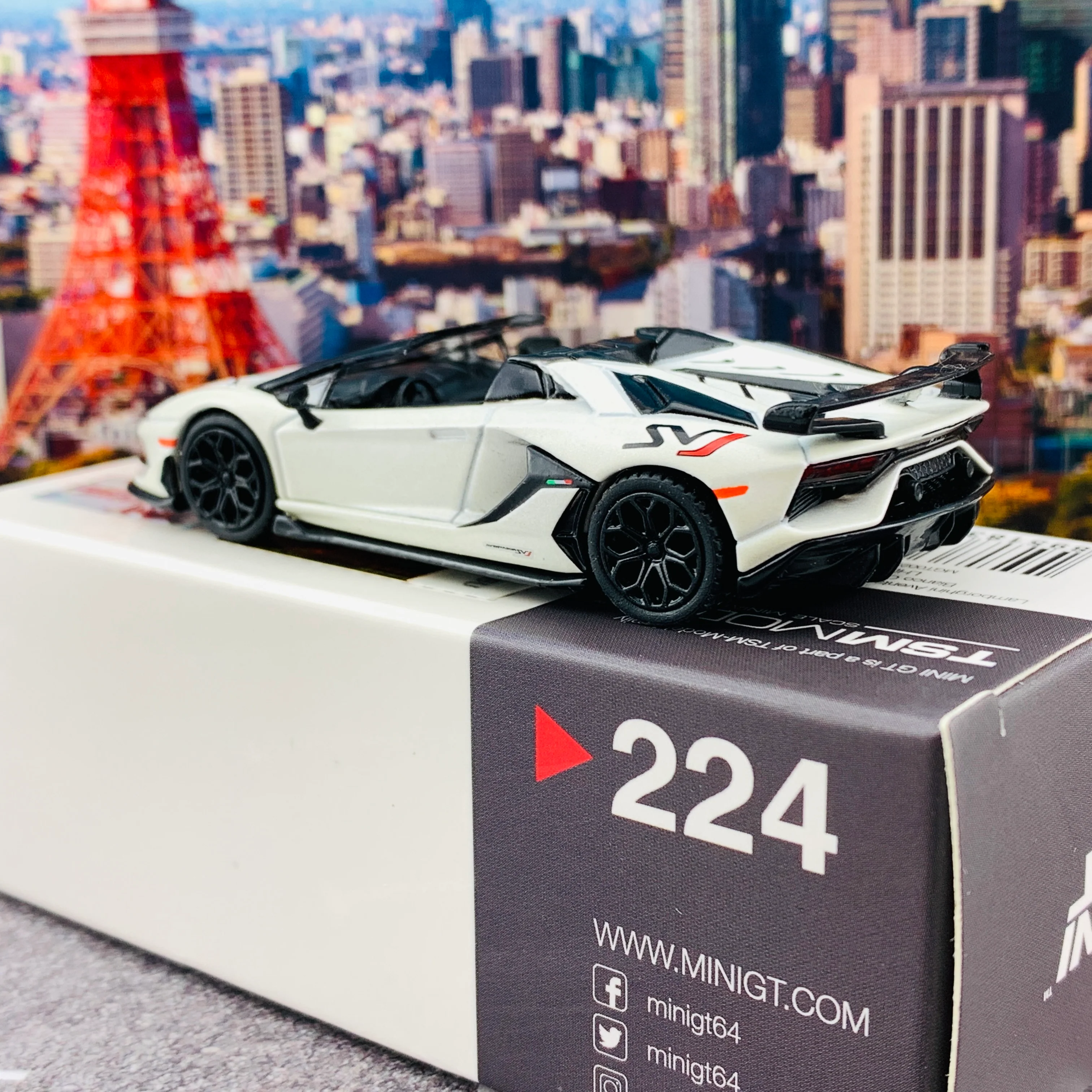 MINI GT 1/64 Lamborghini Aventador SVJ Roadster  Bianco Canopus LHD MGT00224-L - Image 5