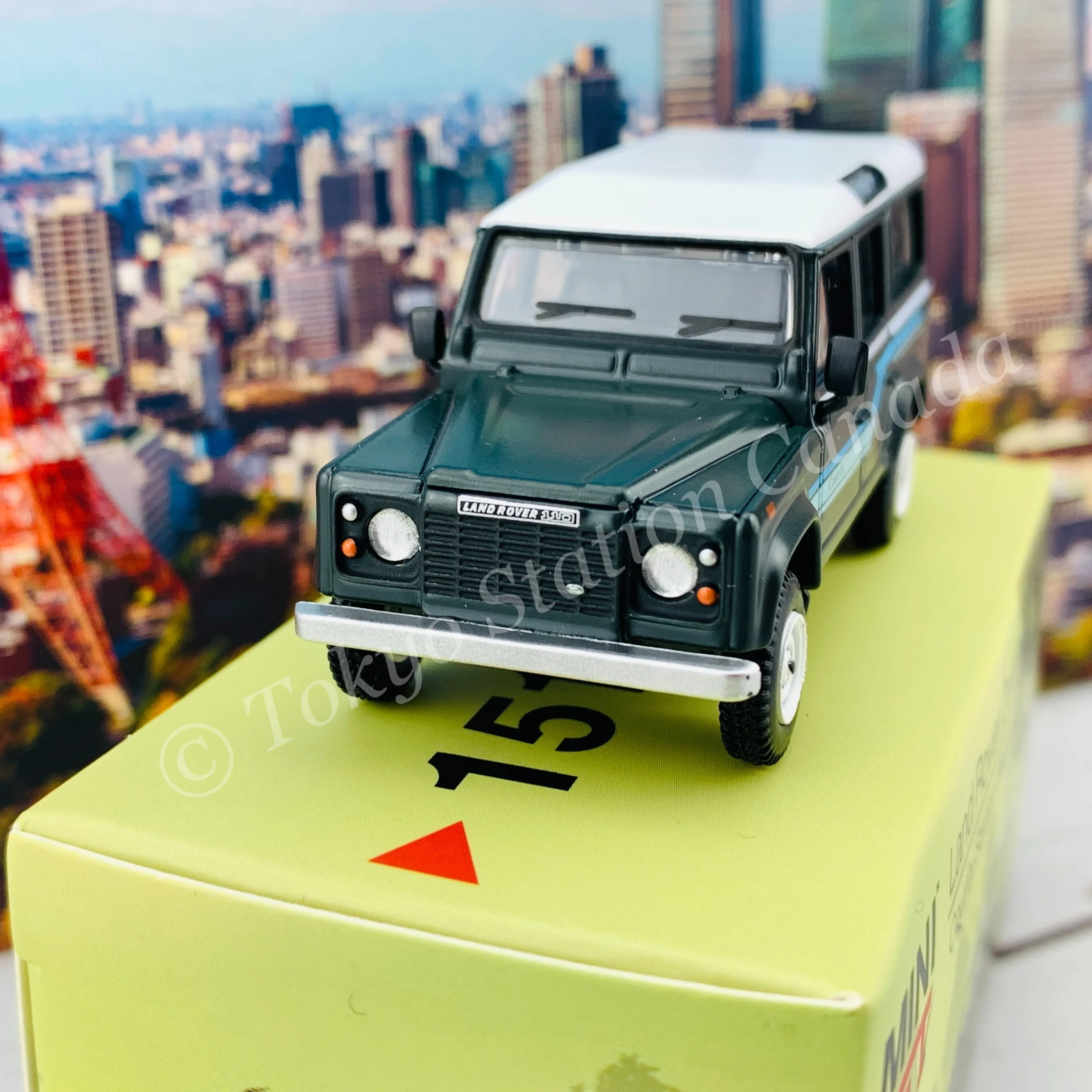 MINI GT 1/64 Land Rover Defender 110  1985 County Station Wagon Grey RHD MGT00151-R - Image 3