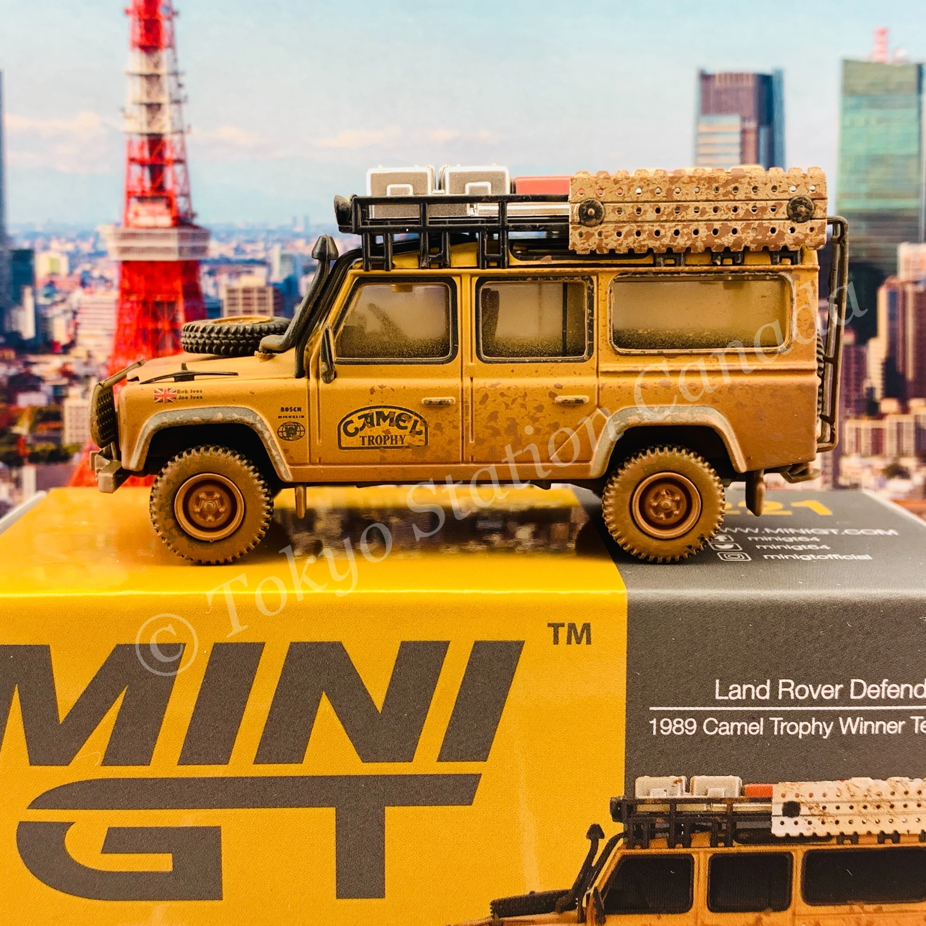 MINI GT 1/64 Land Rover Defender 110 (1989 Camel Trophy Winner Team UK) RHD MGT00221-R - Image 2