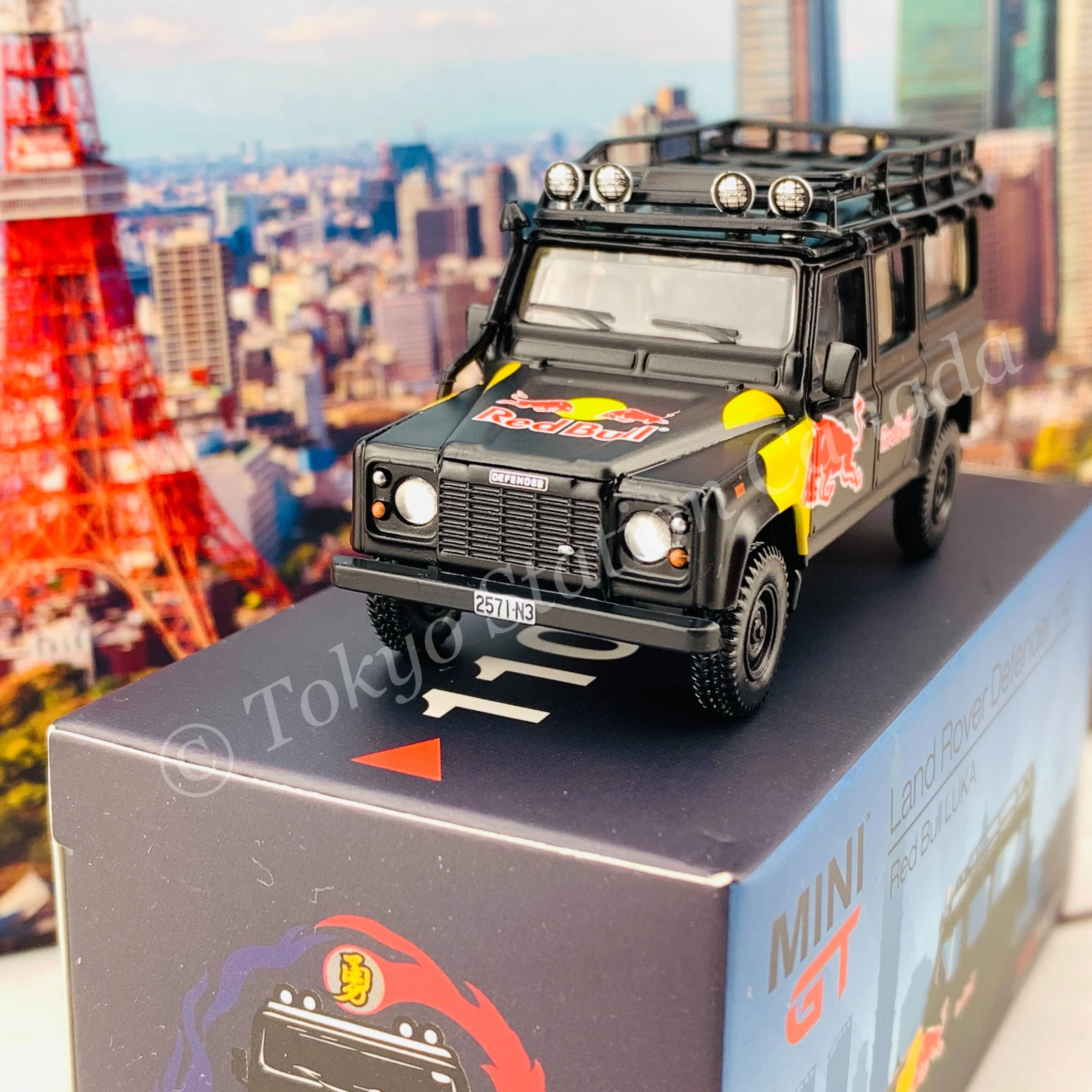 MINI GT 1/64 Land Rover Defender 110 Red Bull LUKA LHD MGT000110-L - Image 3