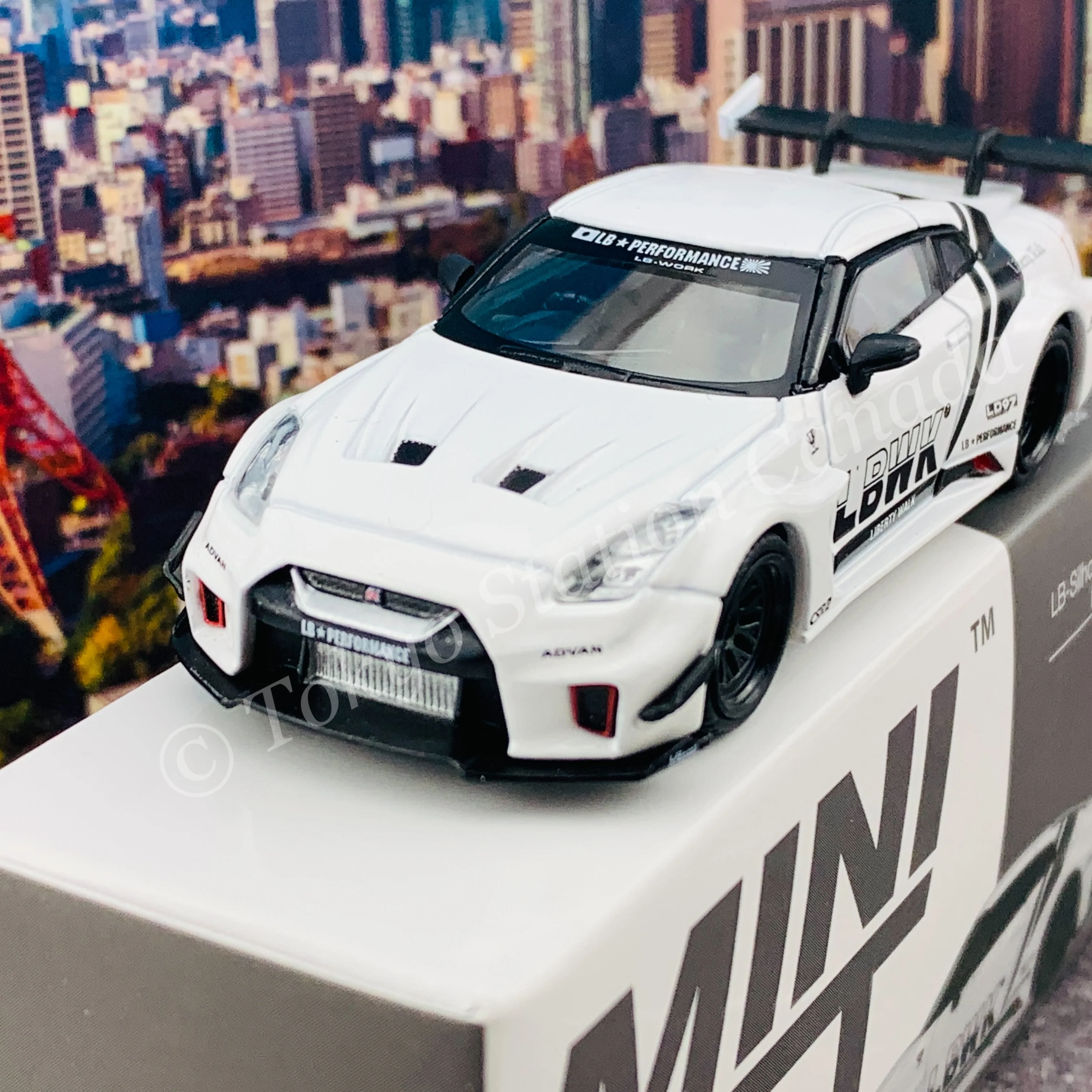 MINI GT 1/64 LB-Silhouette WORKS GT NISSAN 35GT-RR  Ver.2  White LBWK RHD MGT00209-R - Image 2
