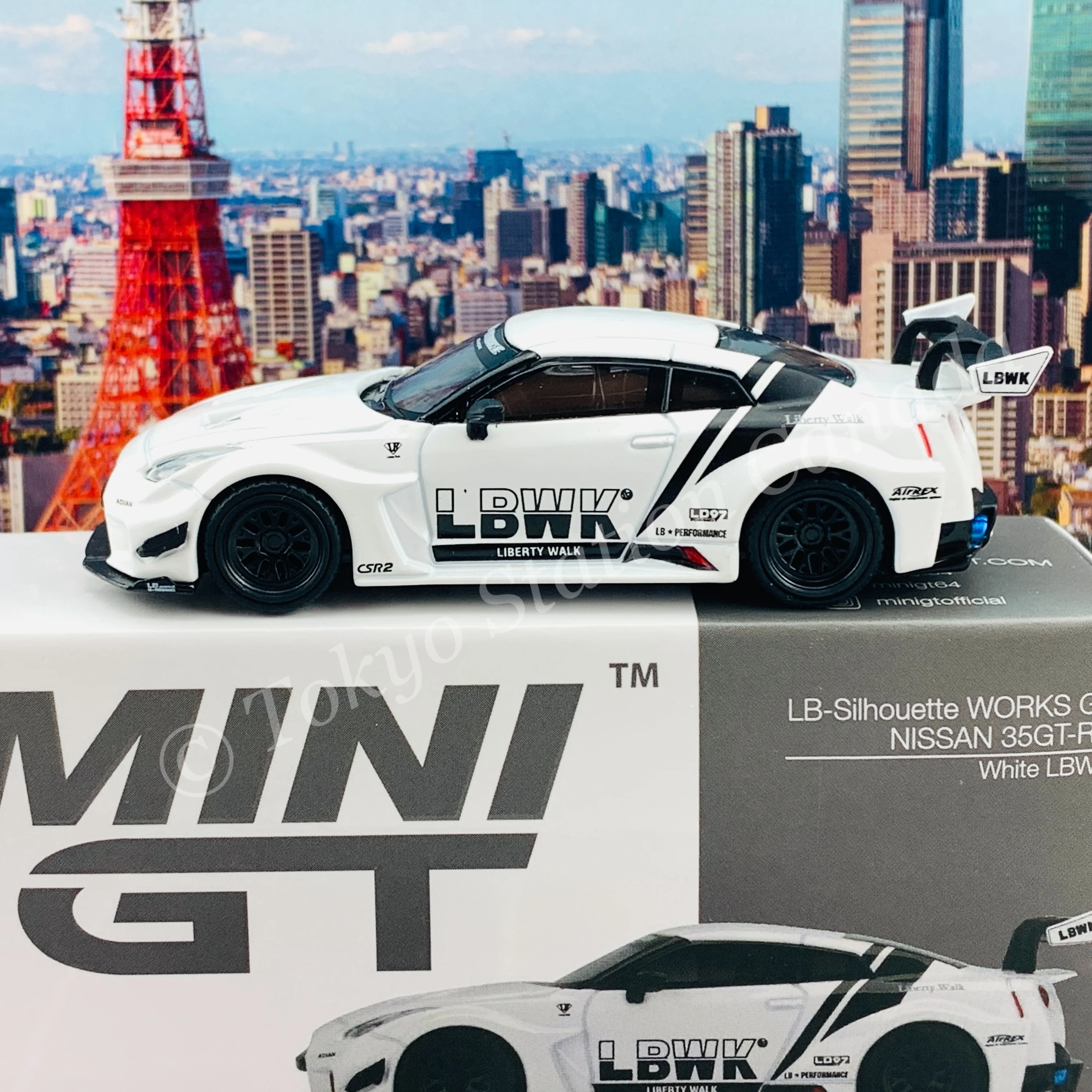 MINI GT 1/64 LB-Silhouette WORKS GT NISSAN 35GT-RR  Ver.2  White LBWK RHD MGT00209-R - Image 3