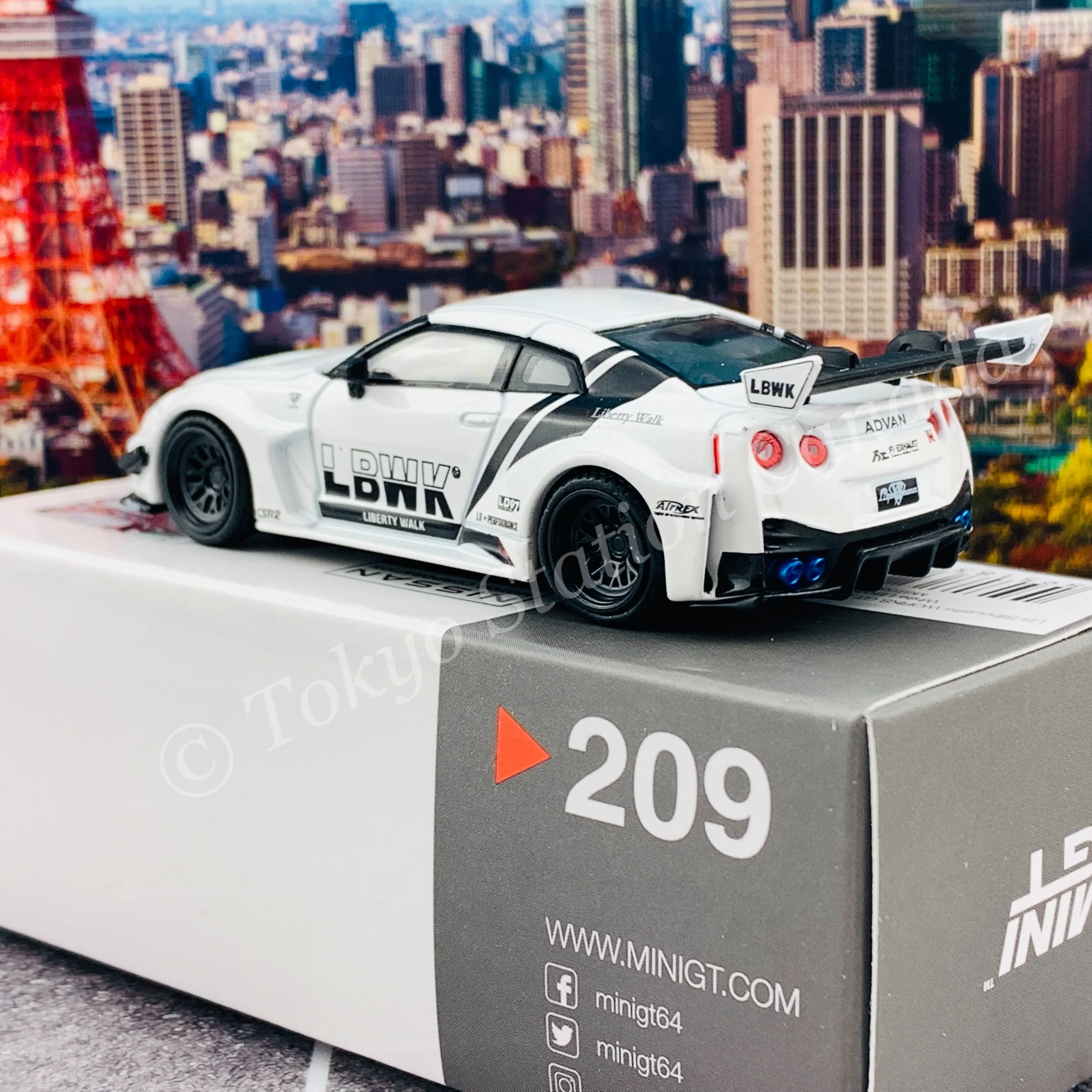 MINI GT 1/64 LB-Silhouette WORKS GT NISSAN 35GT-RR  Ver.2  White LBWK RHD MGT00209-R - Image 4