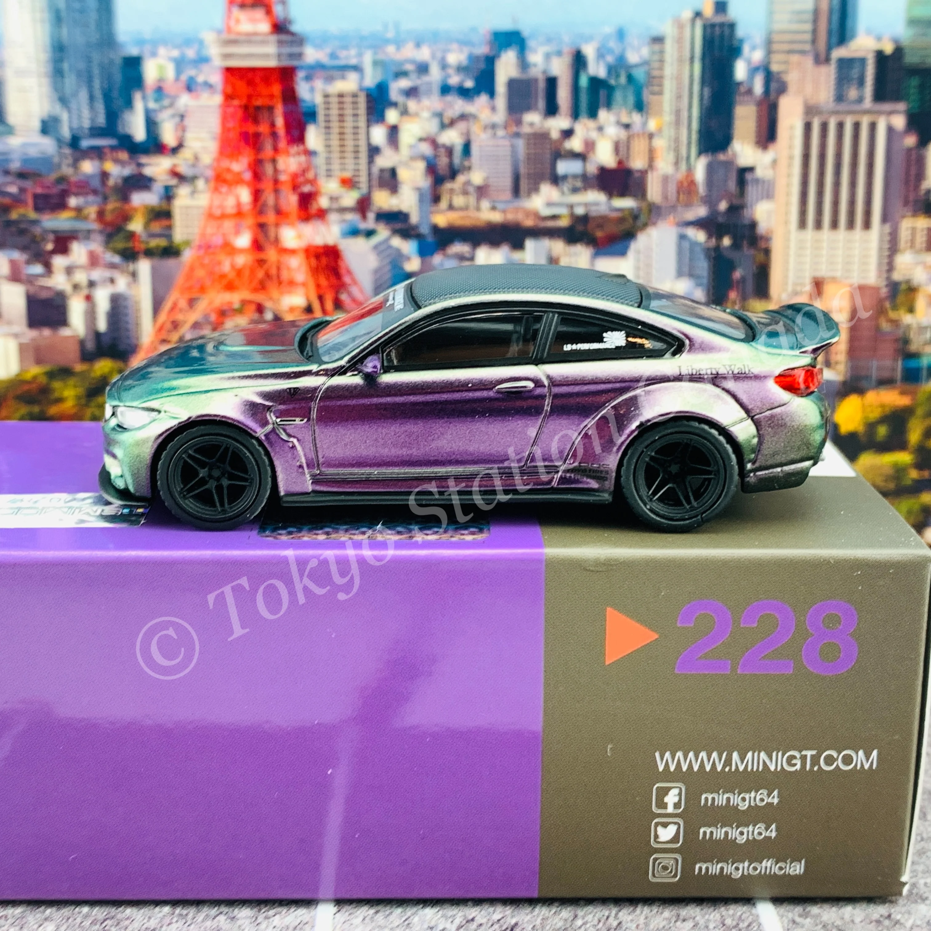 MINI GT 1/64 LB WORKS BMW M4  Purple Green Metallic LHD MGT00228-L - Image 2