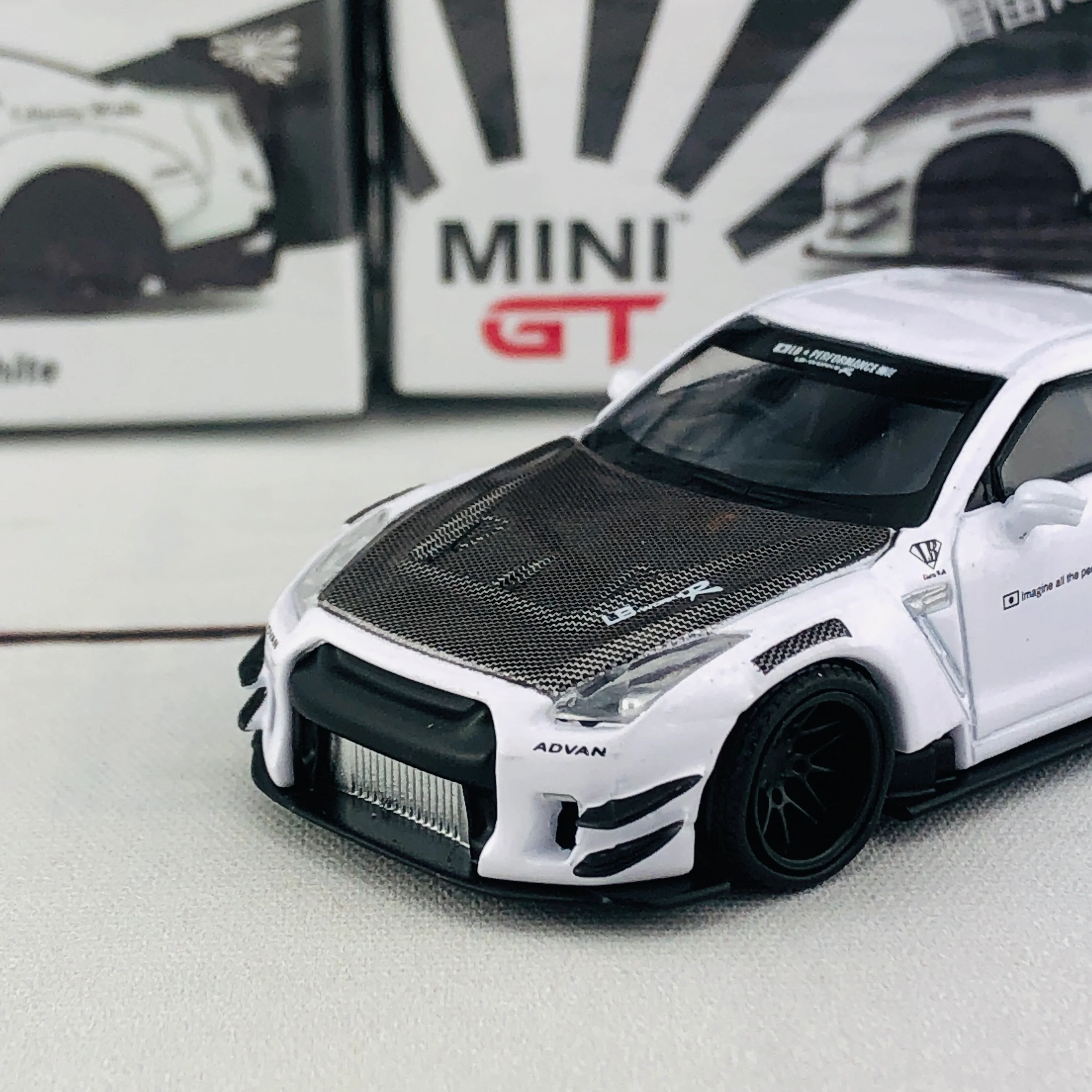 MINI GT 1/64 LB★WORKS Nissan GT-R R35 Type 2 Rear Wing ver 3 White RHD MGT00068-R - Image 3