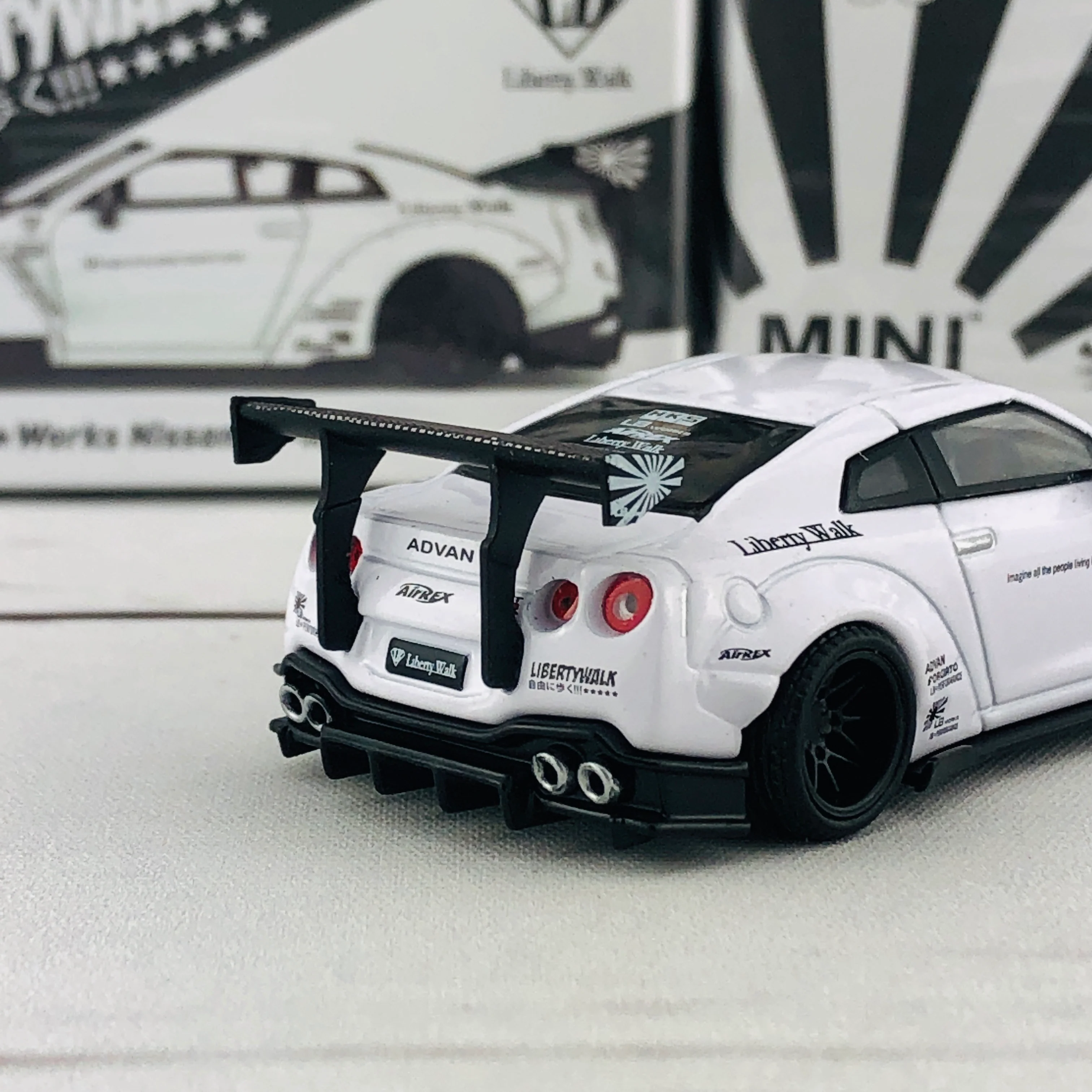 MINI GT 1/64 LB★WORKS Nissan GT-R R35 Type 2 Rear Wing ver 3 White RHD MGT00068-R - Image 5