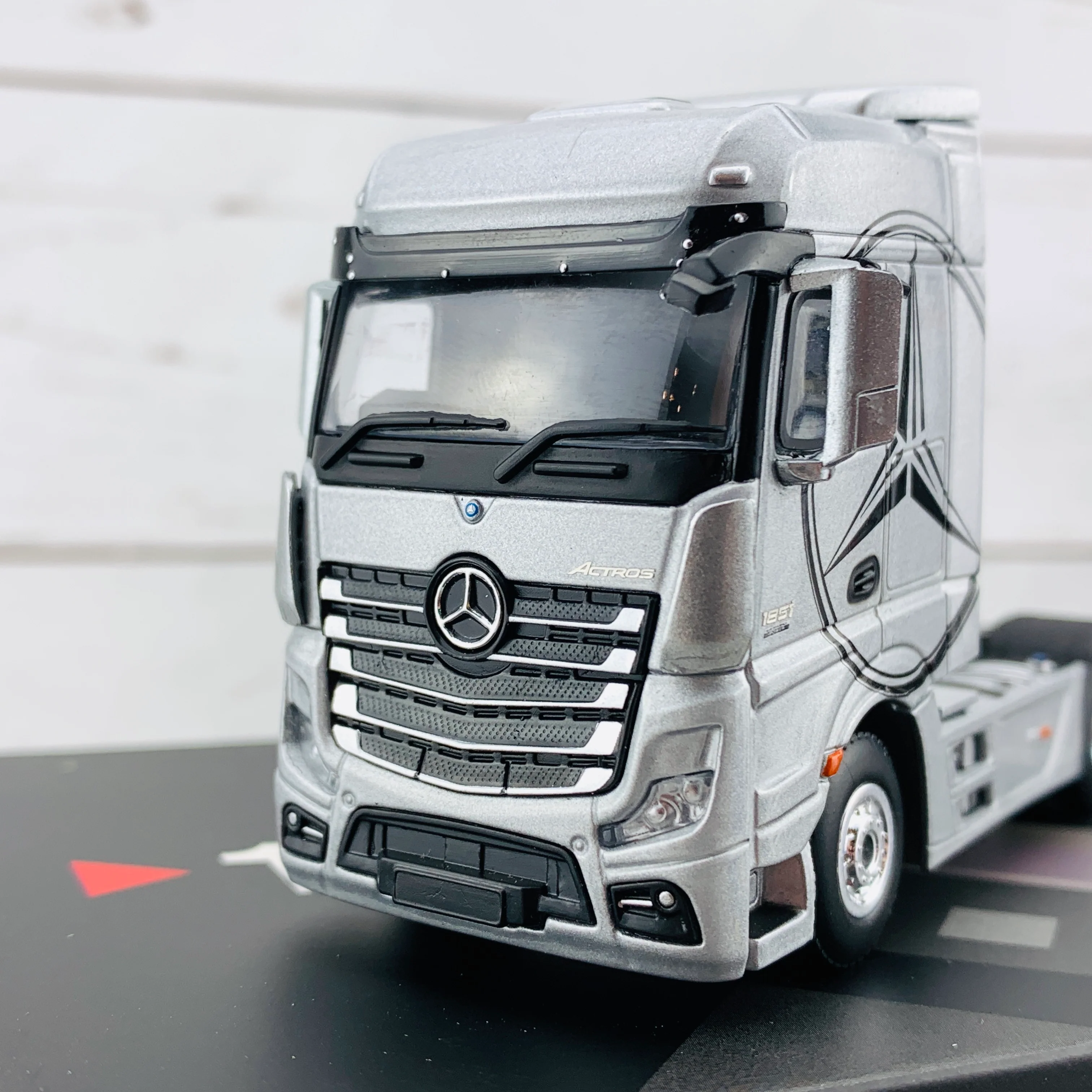 MINI GT 1/64 Mercedes-Benz Actros Silver w/Black Mercedes Logo RHD MGT00139-R - Image 3