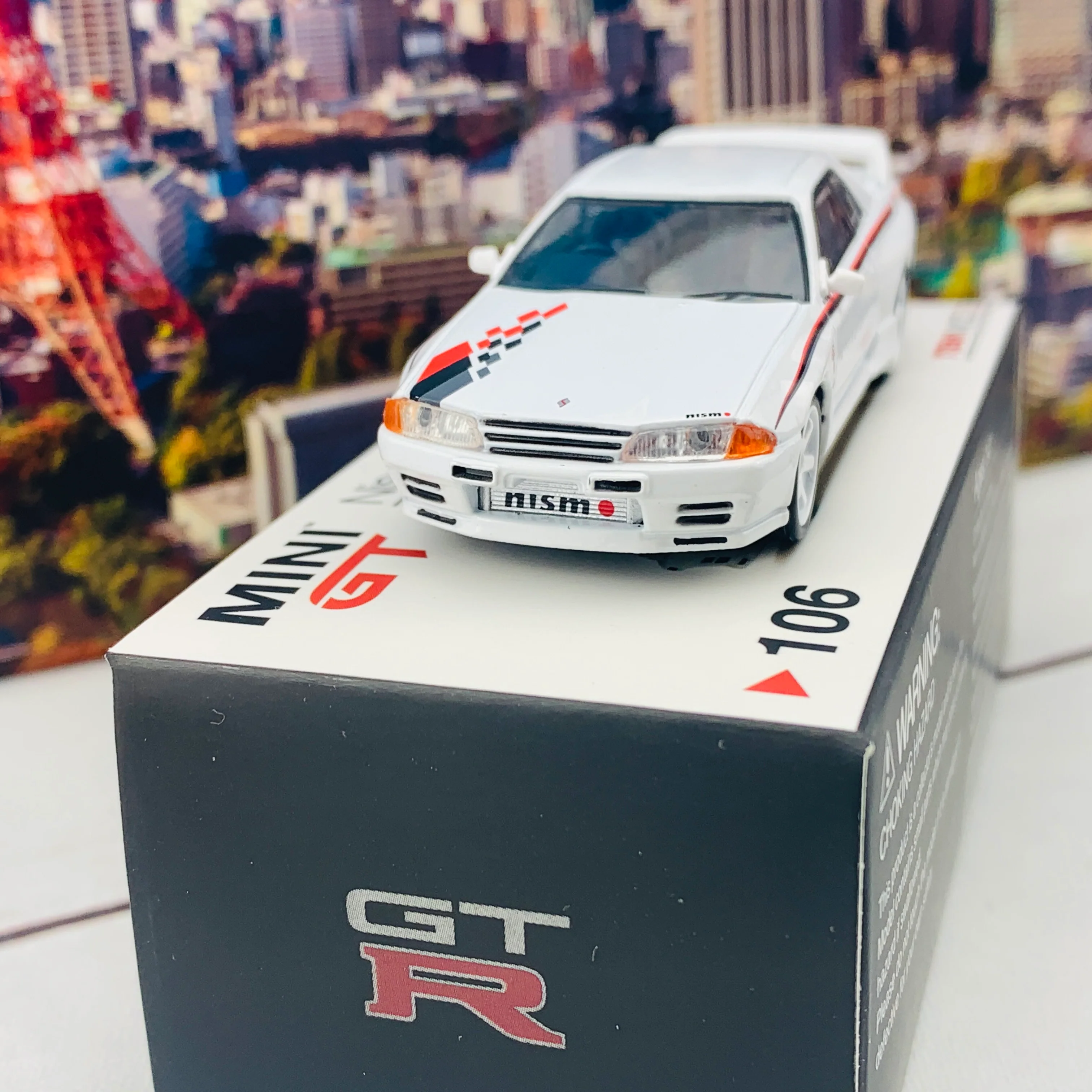 MINI GT 1/64 Nissan GTR R32 Nismo S-Tune White RHD MGT00106-R - Image 3