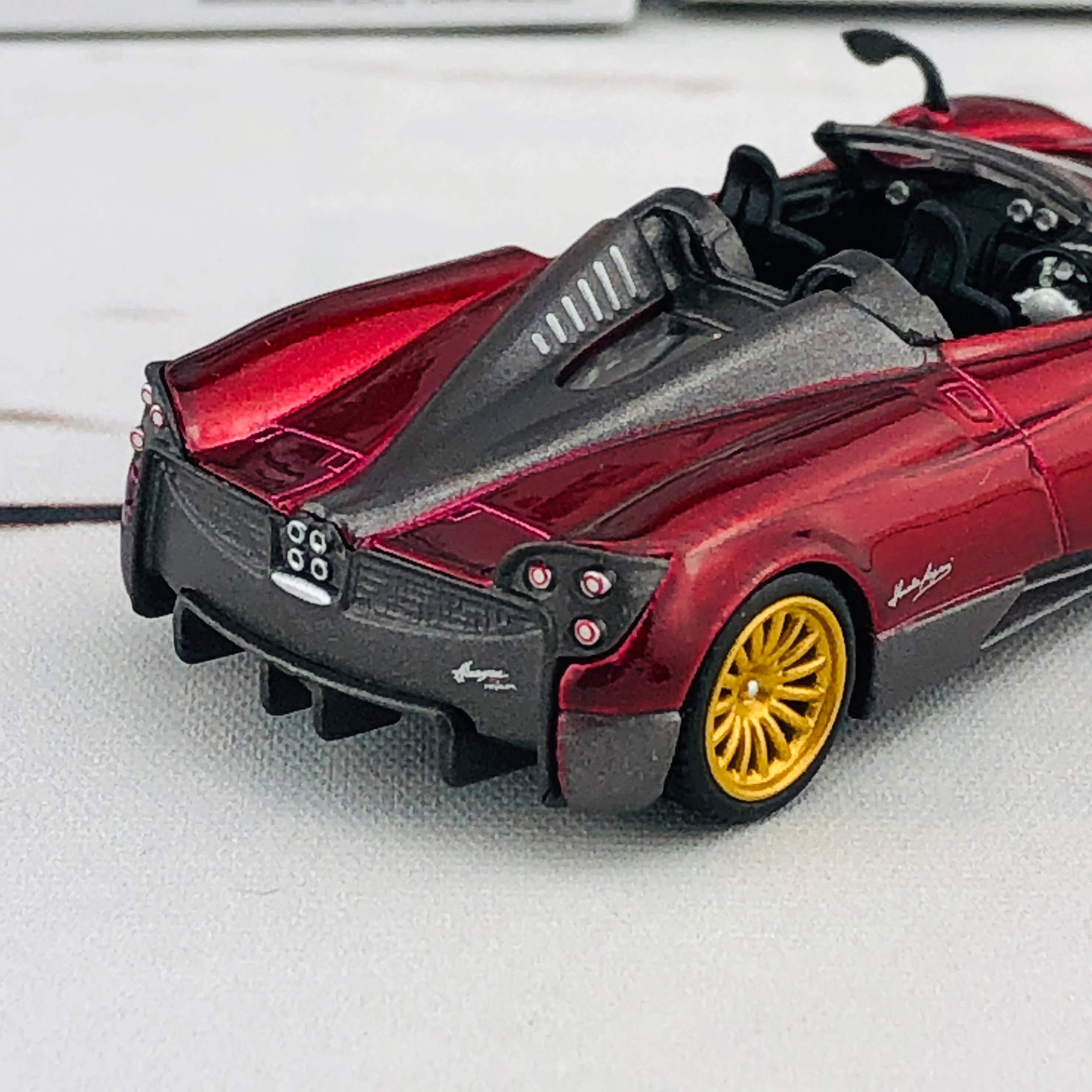MINI GT 1/64 Pagani Huayra Roadster Rosso Monza RHD MGT00050-R - Image 5