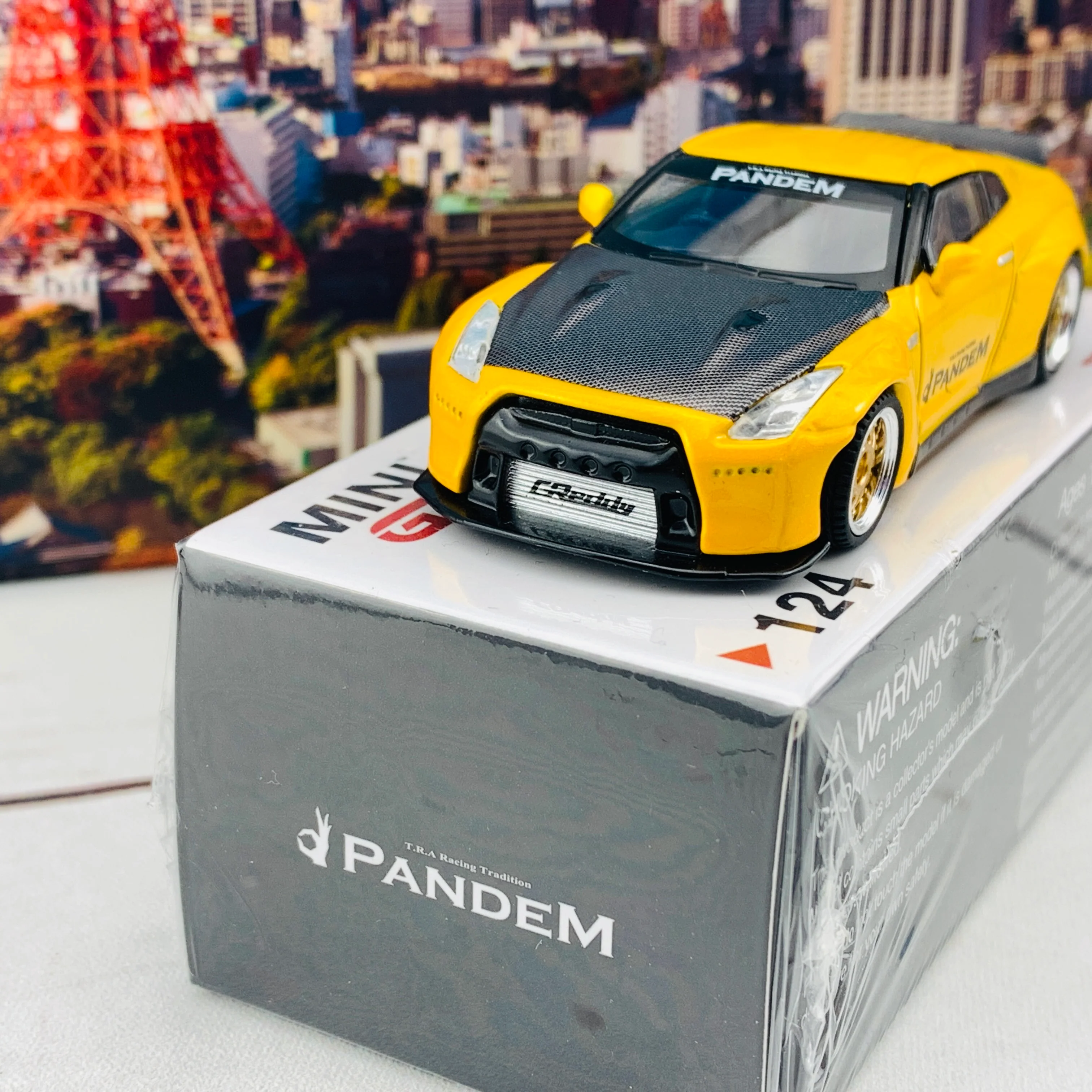 MINI GT 1/64 Pandem Nissan GTR R35 Duck Tail Metallic Yellow w/ Carbon Bonnet RHD MGT00124-R - Image 3