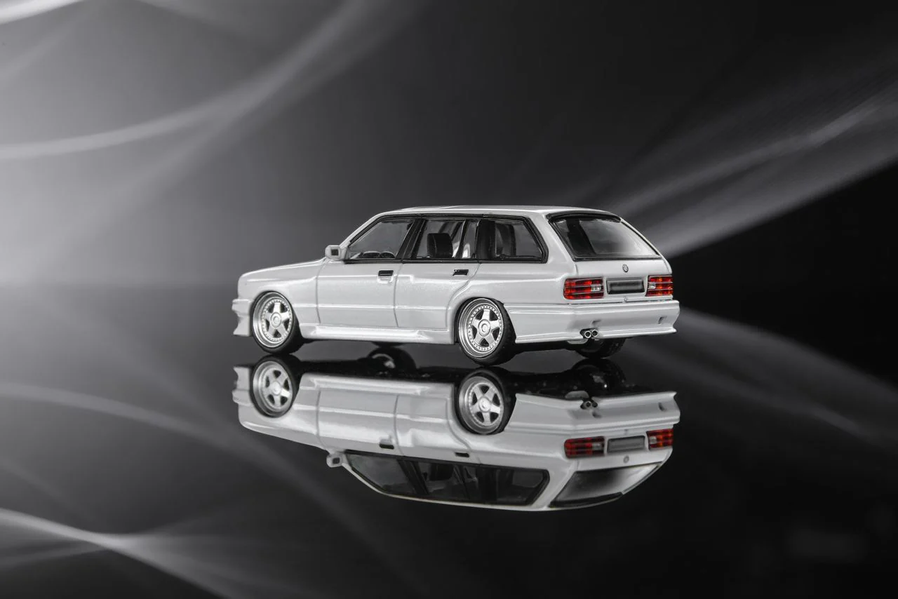 MORTAL 1/64 BMW E30 Touring Lowside Rider version VENUS WHITE - Image 2