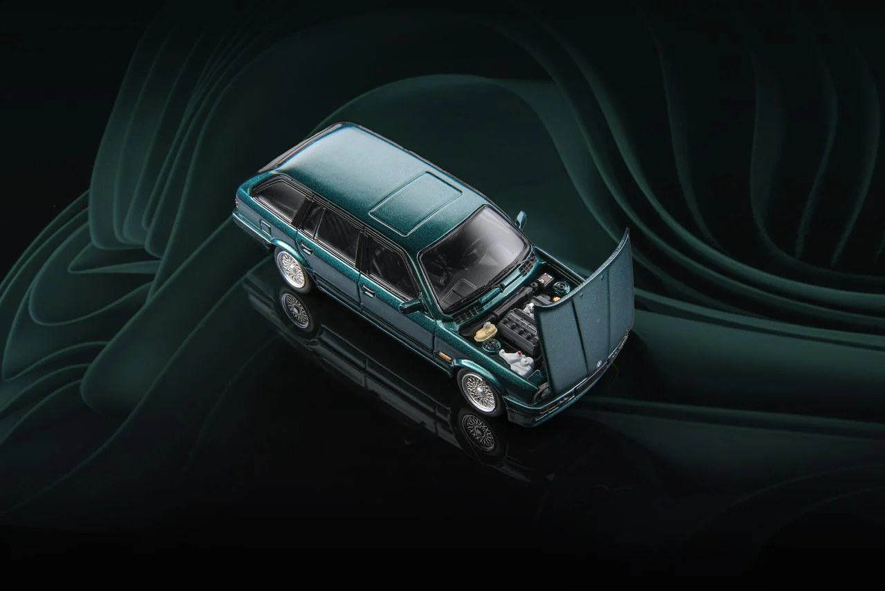 MORTAL 1/64 BMW E30 Touring Pearl Green - Image 2