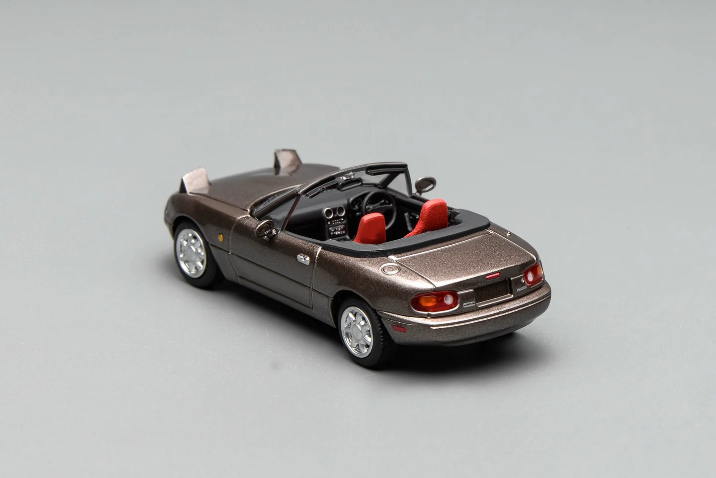 PREORDER Motorhelix 1/64 Mazda MX-5 (NA) Metallic Brown LHD M60207L (Approx. Release Date: Q1 2026 and subject to the manufacturer's final decision) - Image 2