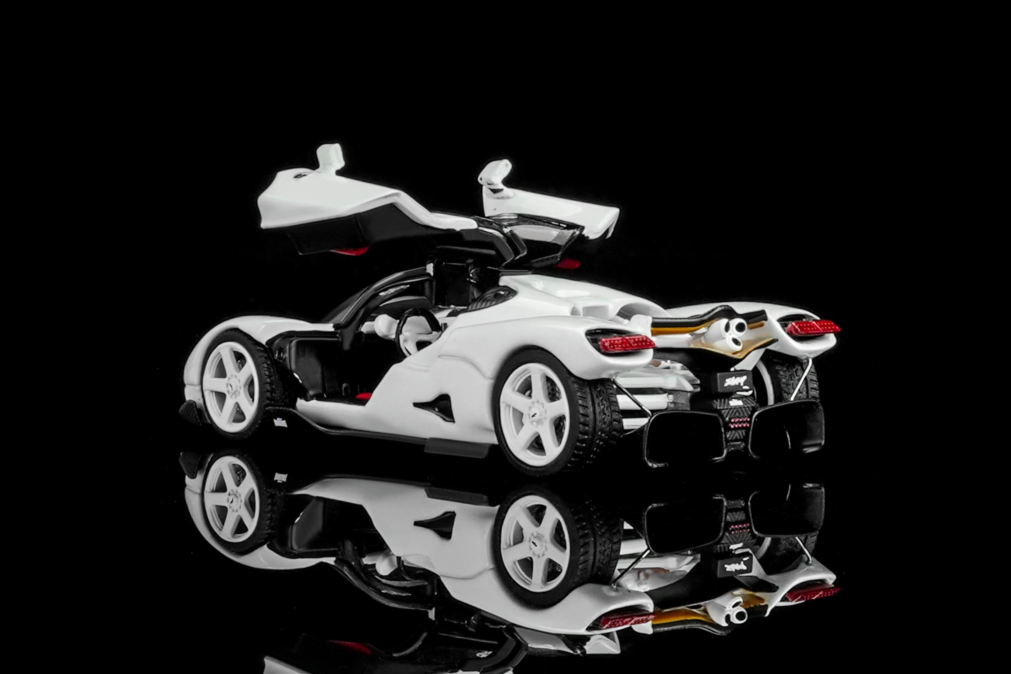 PREORDER Motorhelix 1/64 NILU - Suzuka White M67002 (Approx. Release Date: Q3 2026 and subject to the manufacturer's final decision) - Image 2