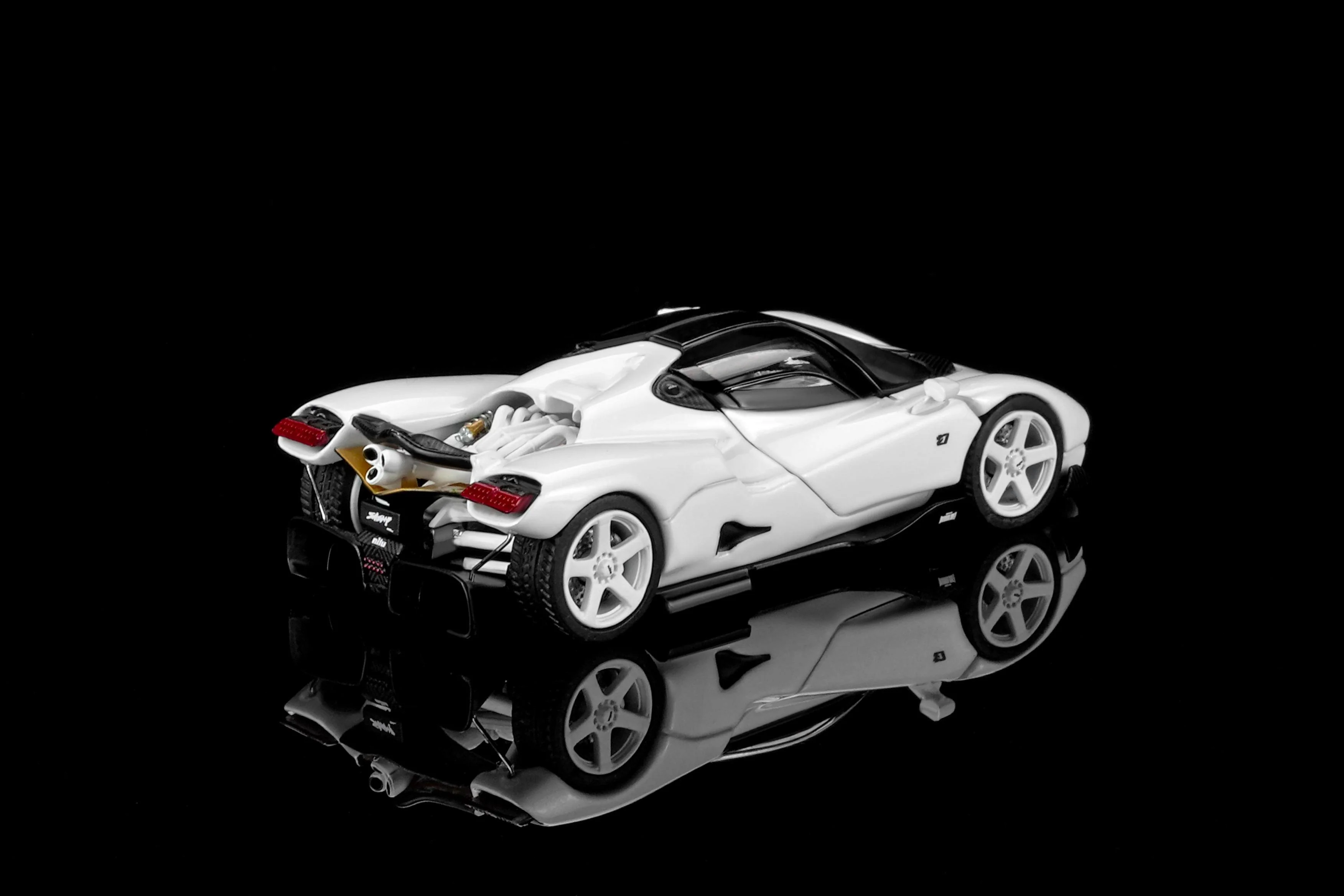 PREORDER Motorhelix 1/64 NILU - Suzuka White M67002 (Approx. Release Date: Q3 2026 and subject to the manufacturer's final decision) - Image 3