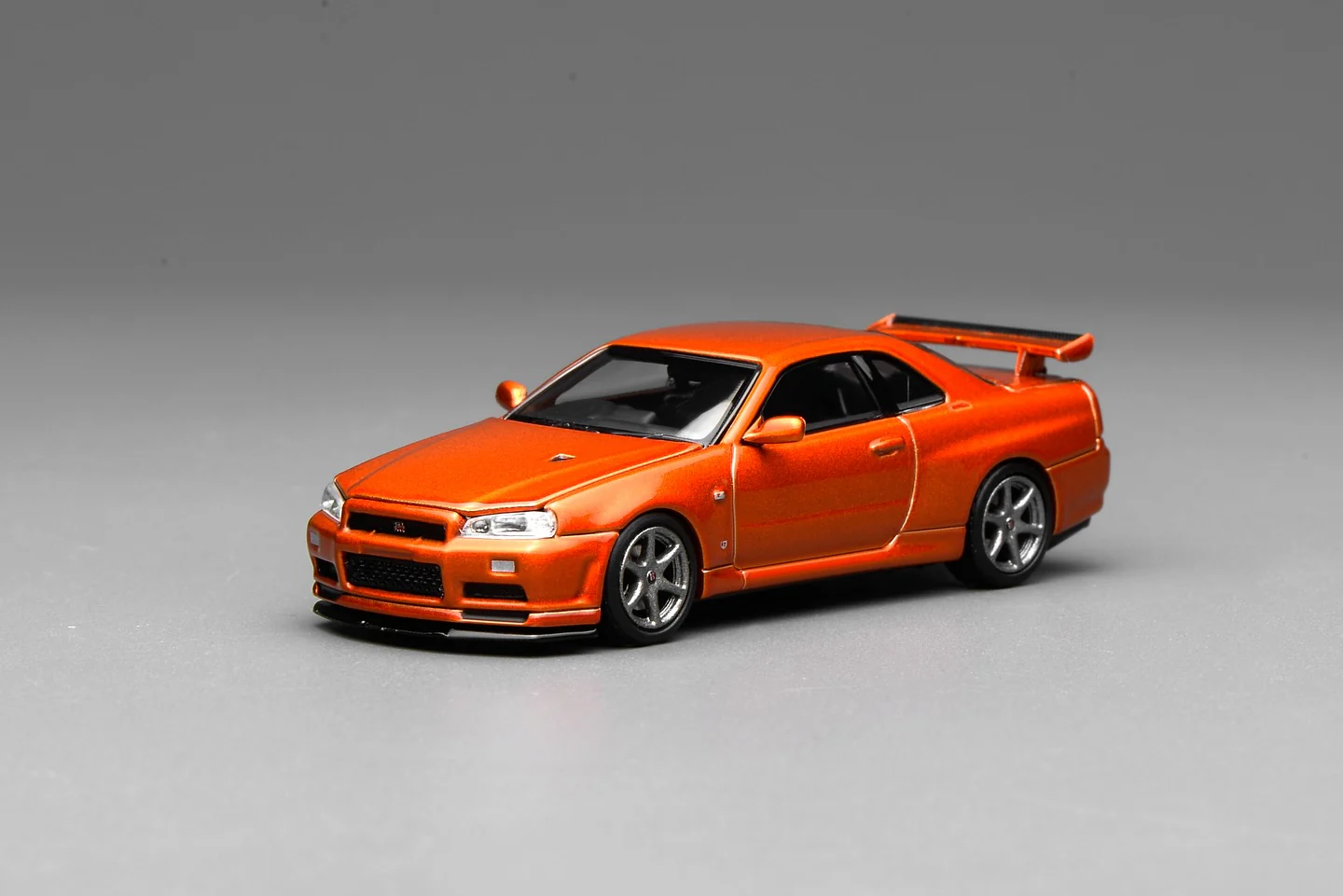 PREORDER Motorhelix 1/64 Nissan Skyline GT-R (R34) V-Spec II Customized Metallic Orange M63471 (Approx. Release Date: Q1 2026 and subject to the manufacturer's final decision) - Image 2