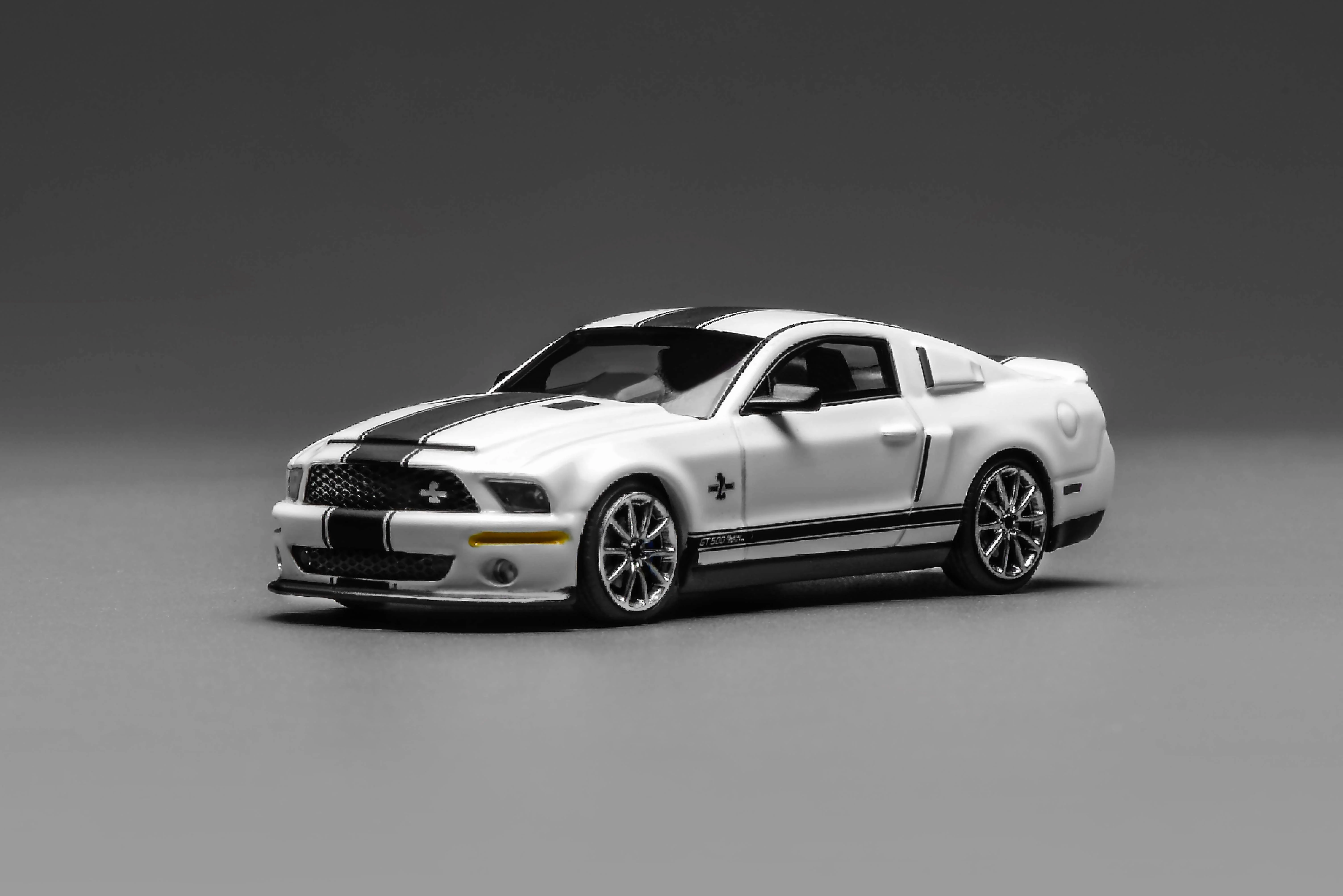 PREORDER Motorhelix x Greenlight 1/64 Ford Mustang Shelby GT500 2007 WHITE GL-1251006A (Approx. Release Date: Q2 2026 and subject to the manufacturer's final decision) - Image 2