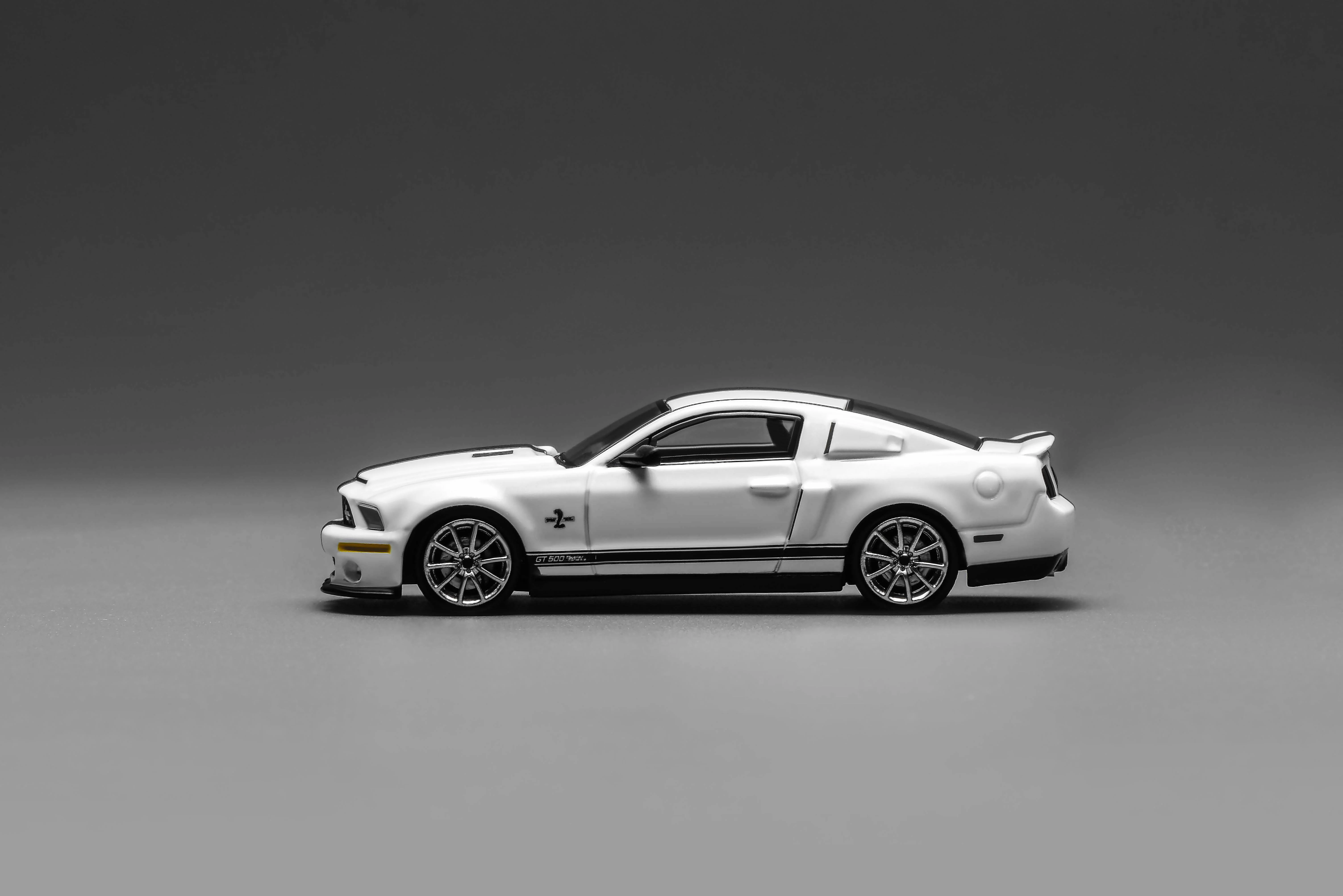 PREORDER Motorhelix x Greenlight 1/64 Ford Mustang Shelby GT500 2007 WHITE GL-1251006A (Approx. Release Date: Q2 2026 and subject to the manufacturer's final decision) - Image 3