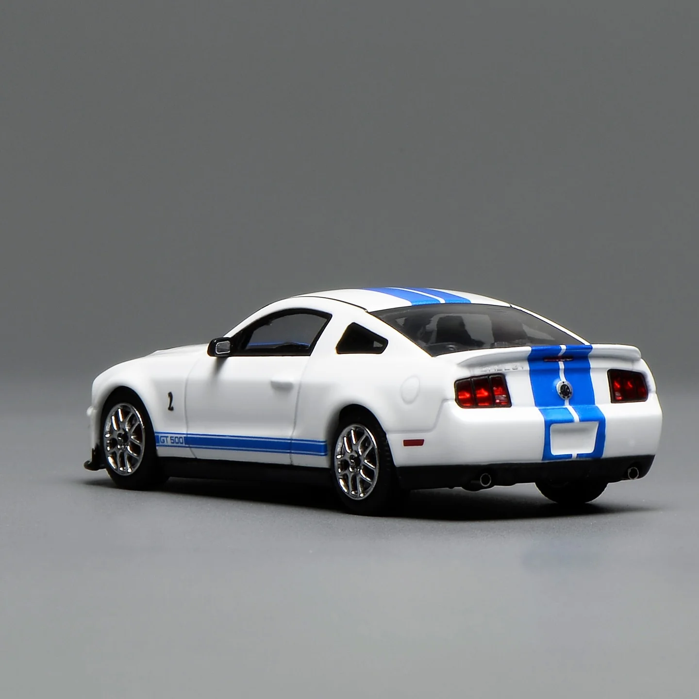 PREORDER Motorhelix x Greenlight 1/64 Ford Mustang Shelby GT500 2007 White with Blue Stripe GL-1251005C (Approx. Release Date: Q2 2026 and subject to the manufacturer's final decision) - Image 2