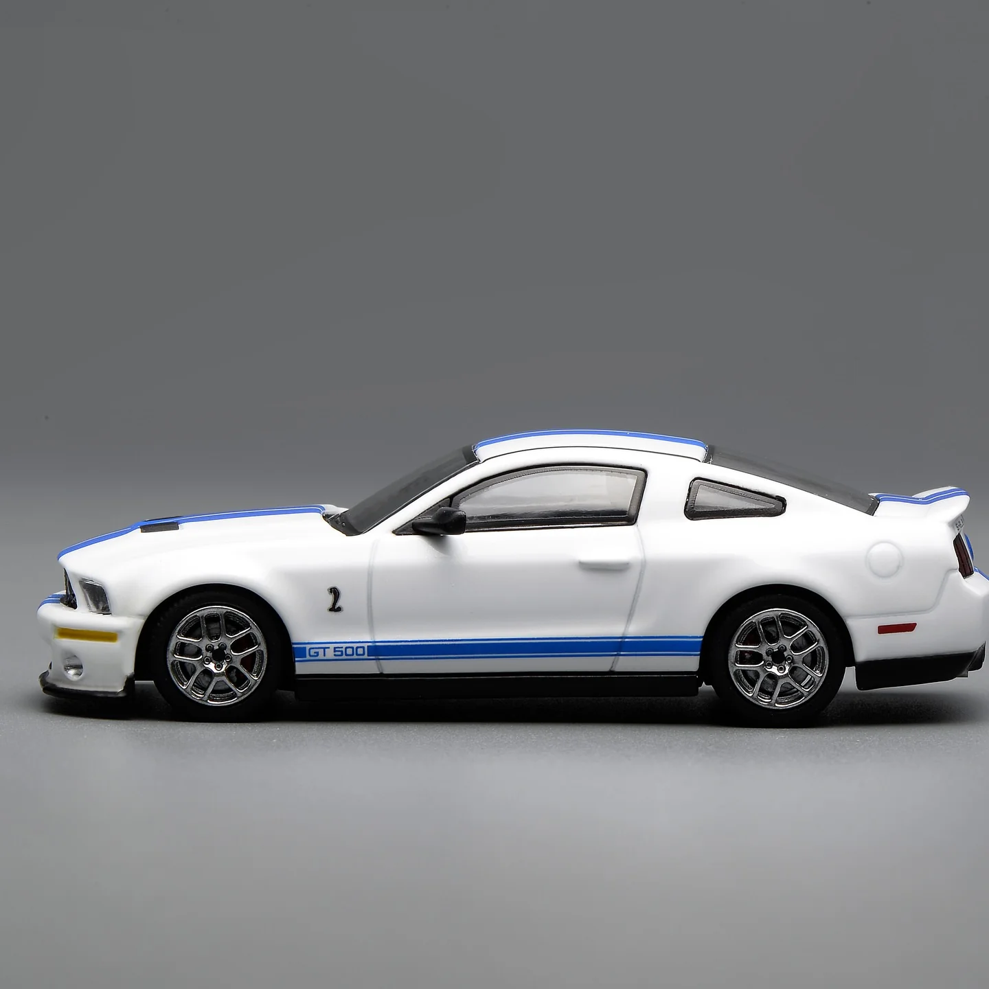 PREORDER Motorhelix x Greenlight 1/64 Ford Mustang Shelby GT500 2007 White with Blue Stripe GL-1251005C (Approx. Release Date: Q2 2026 and subject to the manufacturer's final decision) - Image 3