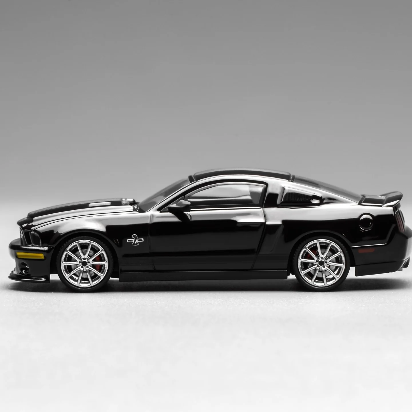 PREORDER Motorhelix x Greenlight 1/64 Ford Mustang Shelby GT500 Super Snake 2007 BLACK GL-1251006C (Approx. Release Date: Q2 2026 and subject to the manufacturer's final decision) - Image 2