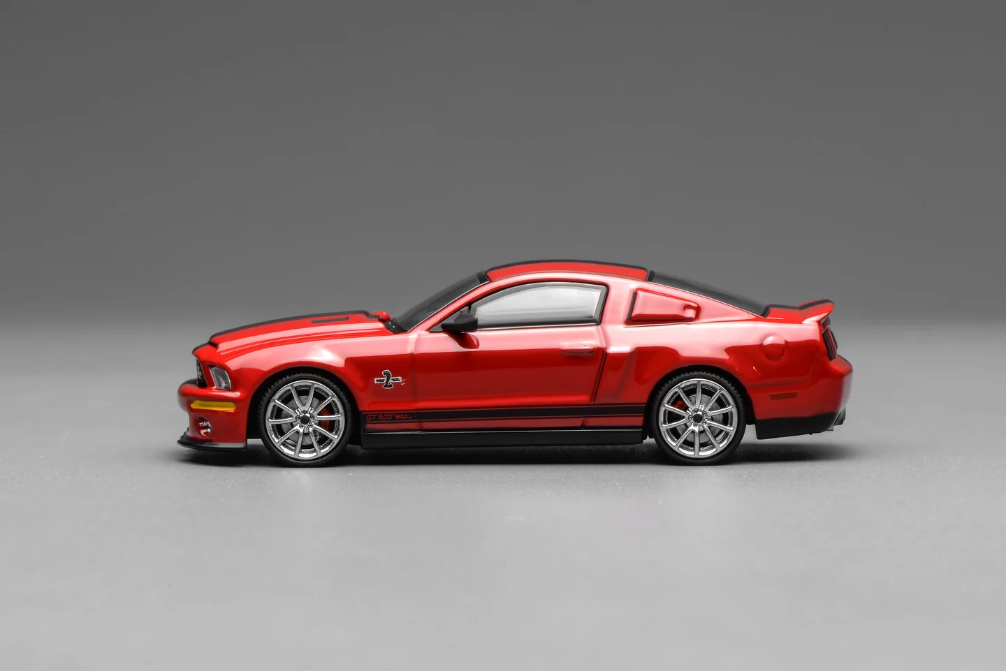 PREORDER Motorhelix x Greenlight 1/64 Ford Mustang Shelby GT500 Super Snake 2007 RED with Black Stripe GL-1251006B (Approx. Release Date: Q2 2026 and subject to the manufacturer's final decision) - Image 2